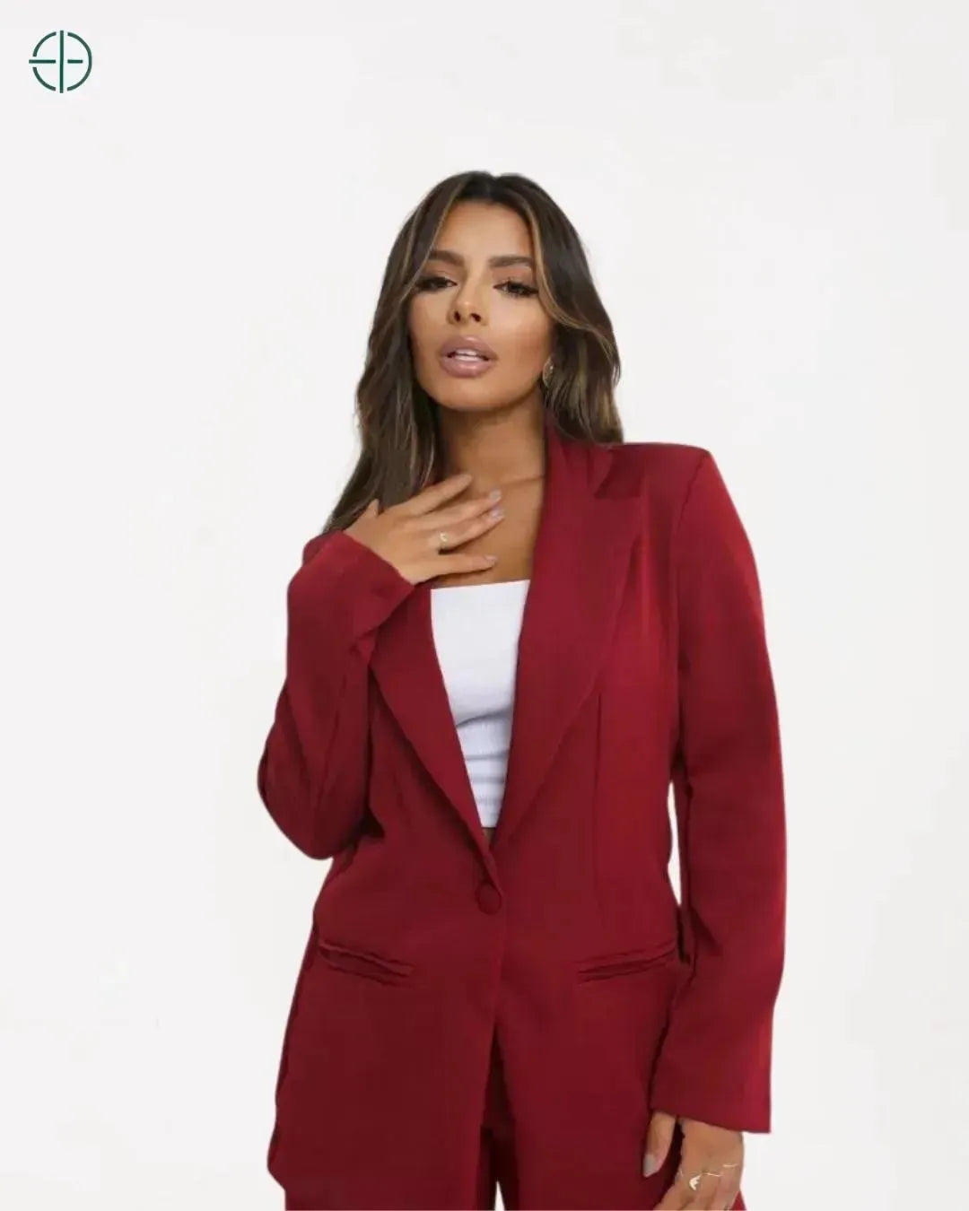 modelo sentada com blazer casual chic