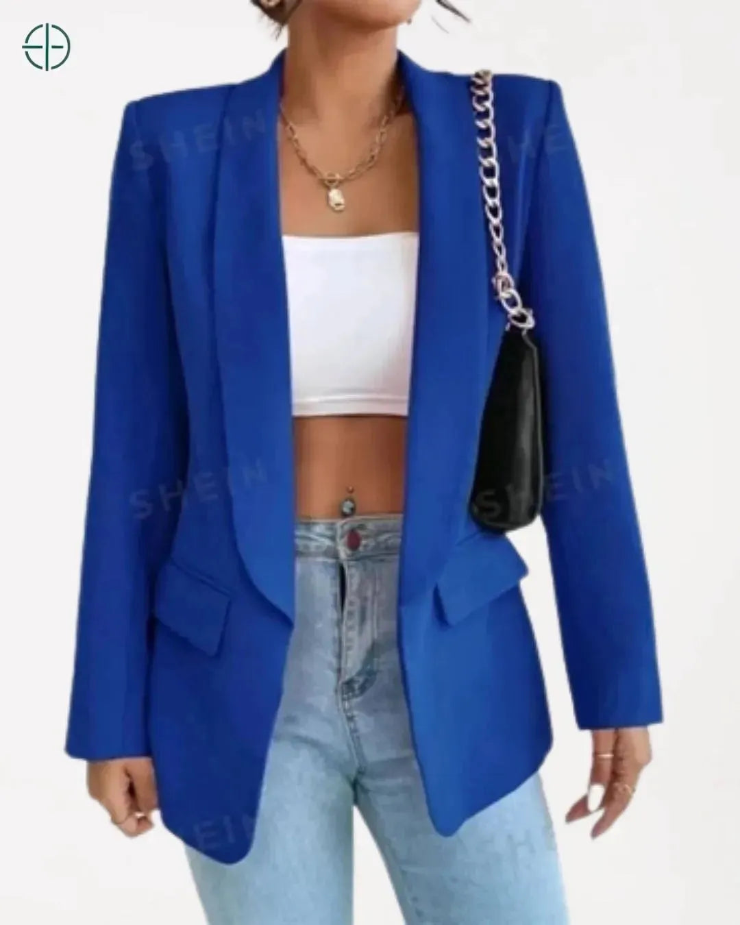 blazer usado com colares para toque de estilo