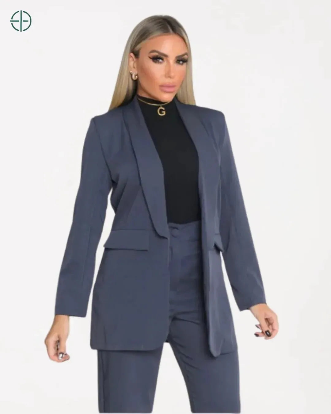 registro do blazer fluindo com o movimento da modelo