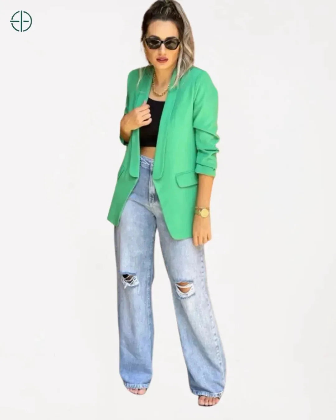blazer usado aberto, mostrando a blusa interna