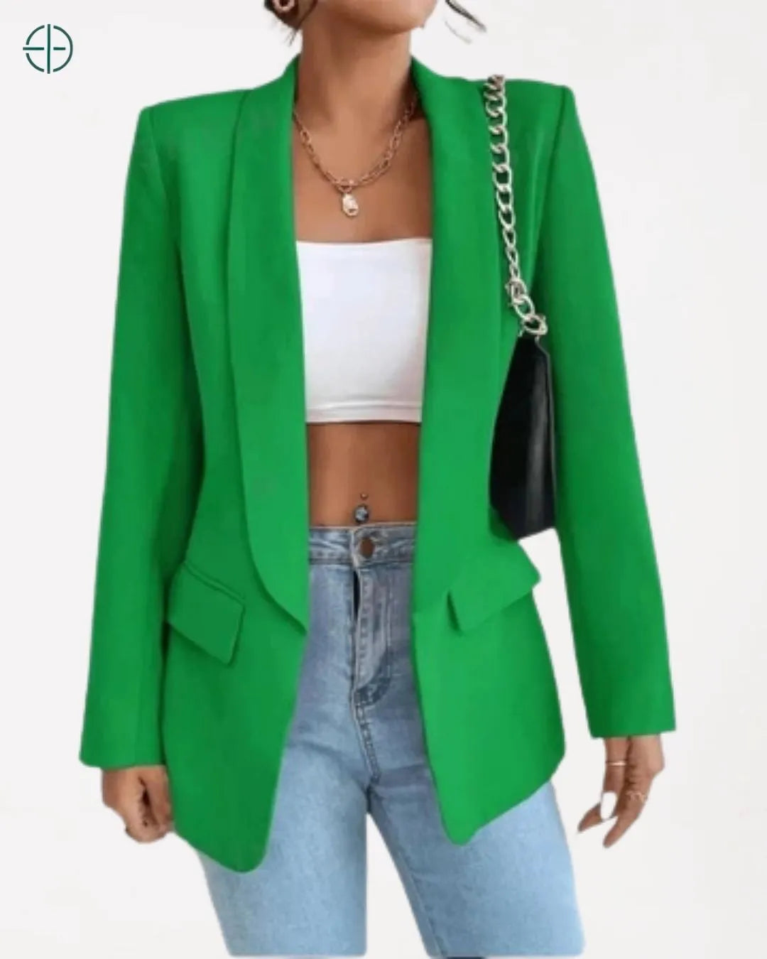 modelo em pé usando blazer com calça