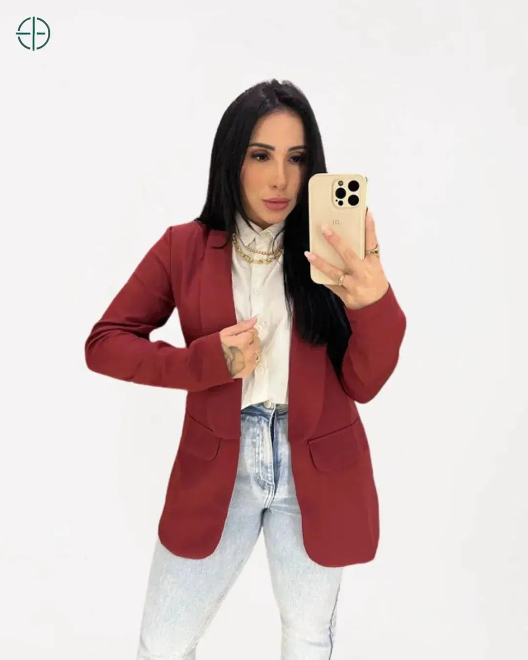 modelo sentada exibindo o caimento do blazer