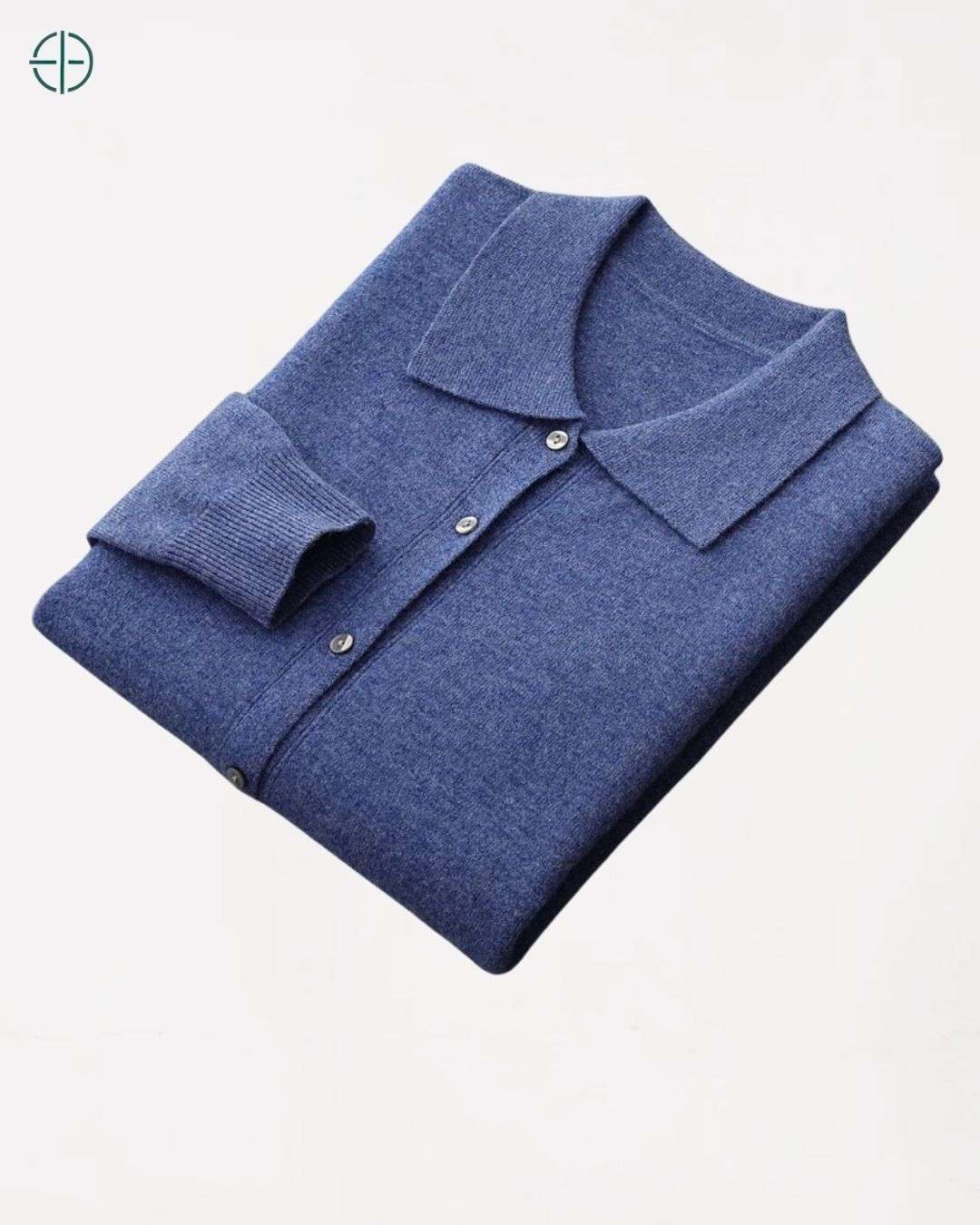 Blusa de caxemira dobrada, evidenciando a maciez e o volume luxuoso do tecido.