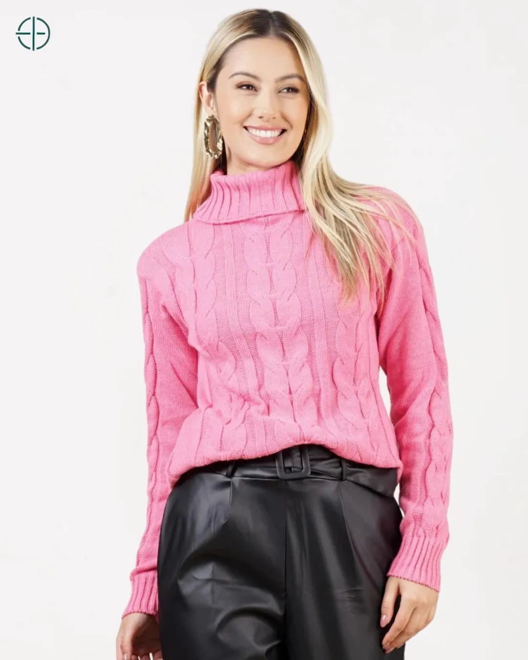 modelo usando suéter de manga longa em look casual