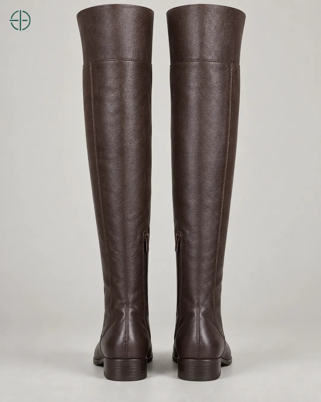 Bota Feminina Montaria Cano Alto Meio Zíper | Couro Legitimo, cor Marrom, Par de botas de costas, em estúdio profissional com fundo cinza ostra.
