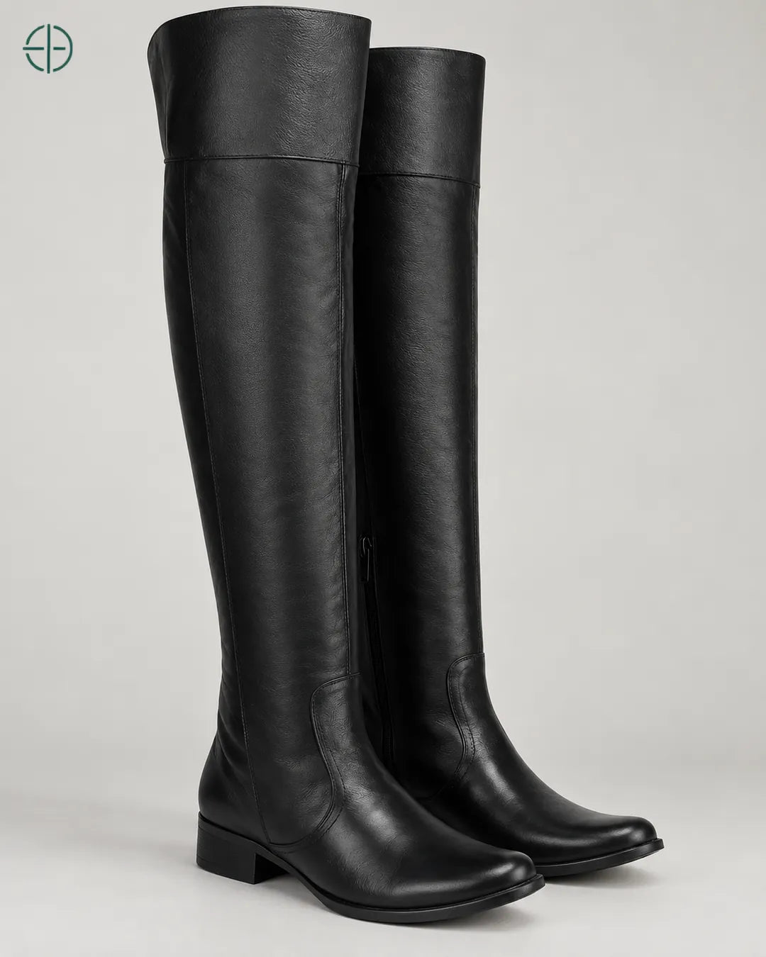 Bota Feminina Montaria Cano Alto Meio Zíper | Couro Legitimo, cor Preto, Par de botas em três quartos de frente, em estúdio profissional com fundo cinza ostra.