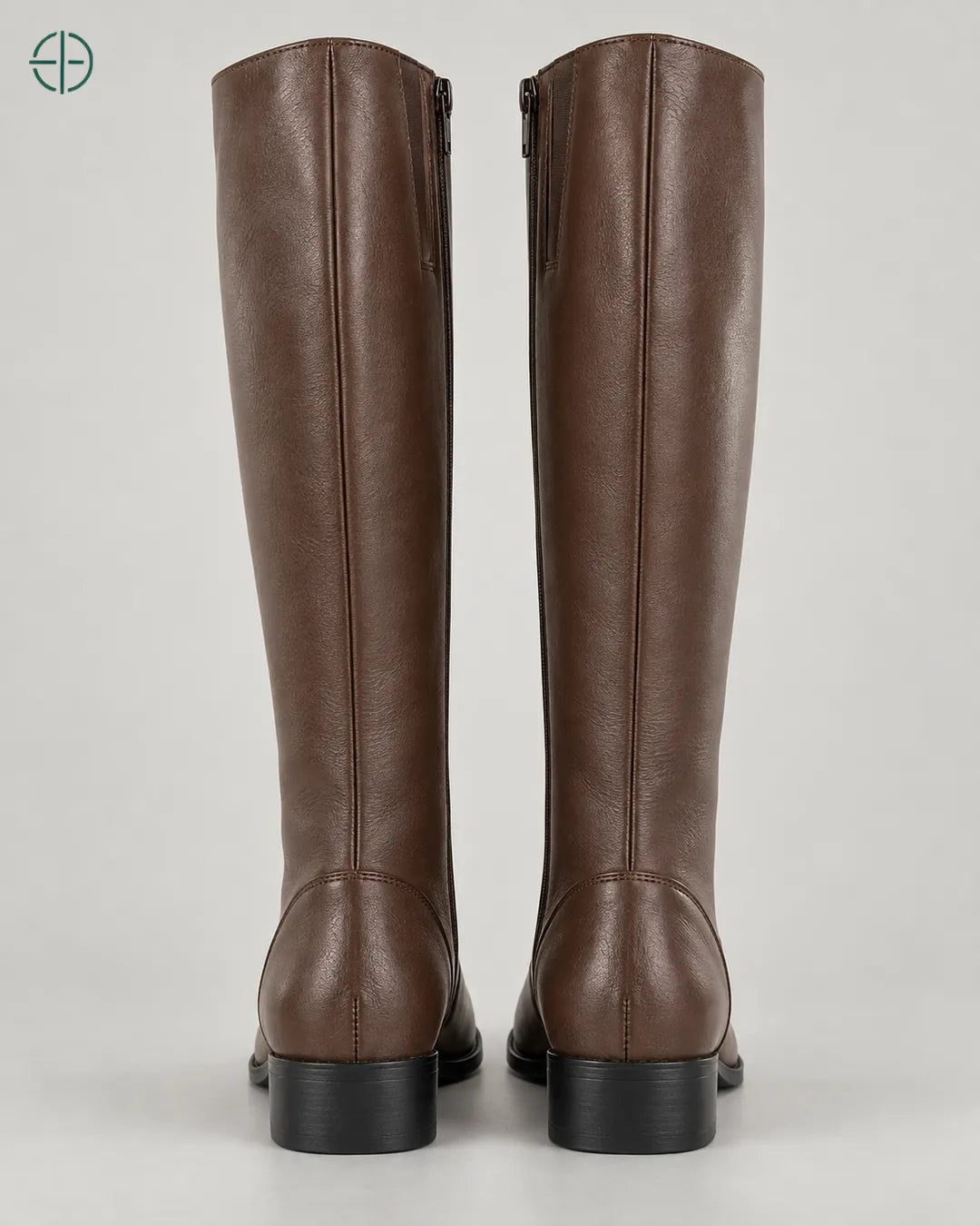 Bota Montaria Couro Legítimo Feminino, variante Castor, aparência marrom médio de fundo acinzentado, Par de botas de costas, em estúdio profissional com fundo cinza ostra.