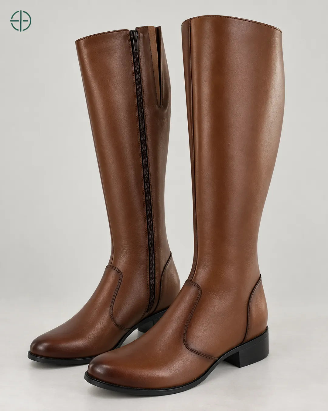 Bota Montaria Couro Legítimo Feminino, variante Chocolate, aparência marrom castanho quente/caramelo, Par de botas em três quartos de frente, em estúdio profissional com fundo cinza ostra.