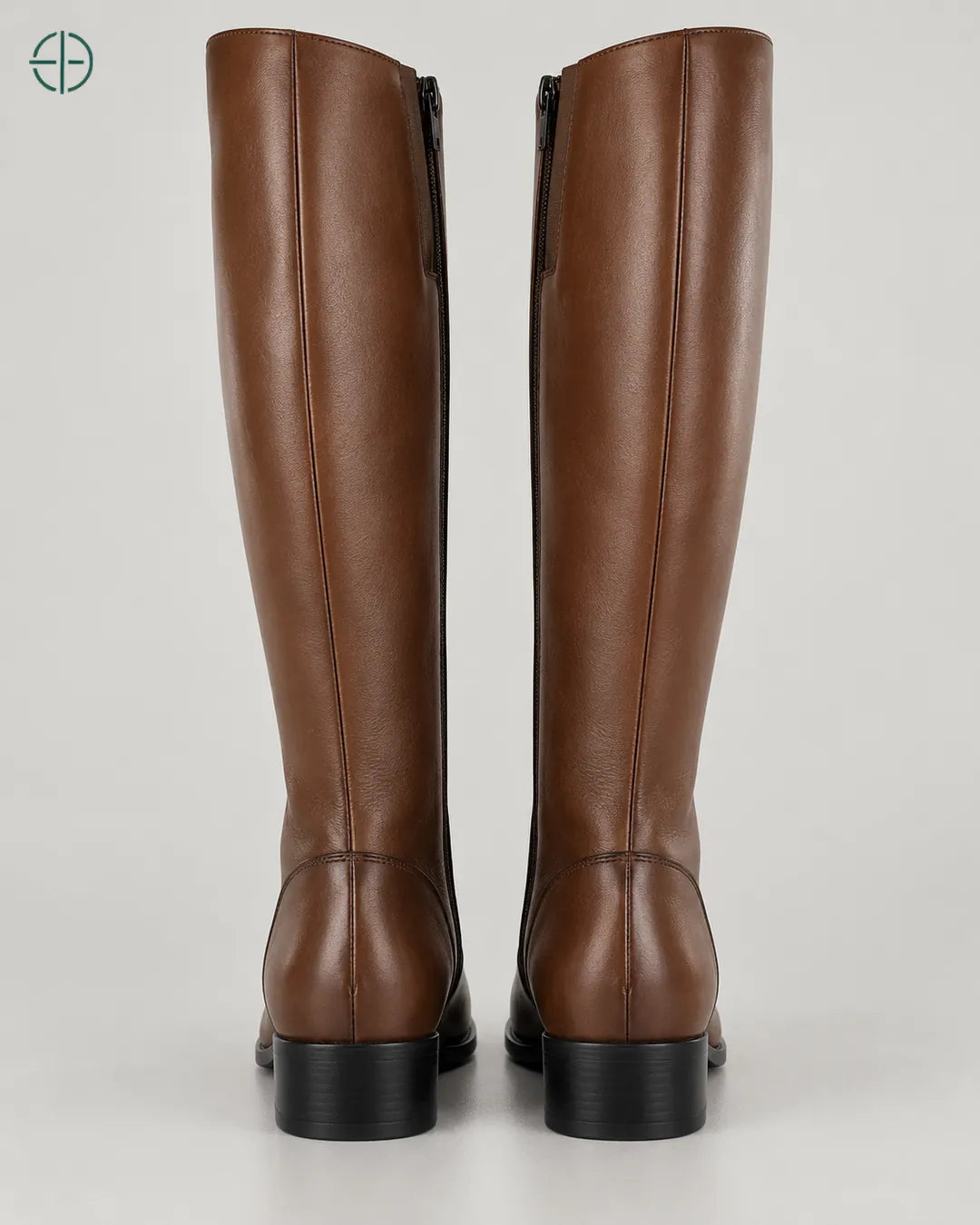 Bota Montaria Couro Legítimo Feminino, variante Chocolate, aparência marrom castanho quente/caramelo, Par de botas de costas, em estúdio profissional com fundo cinza ostra.