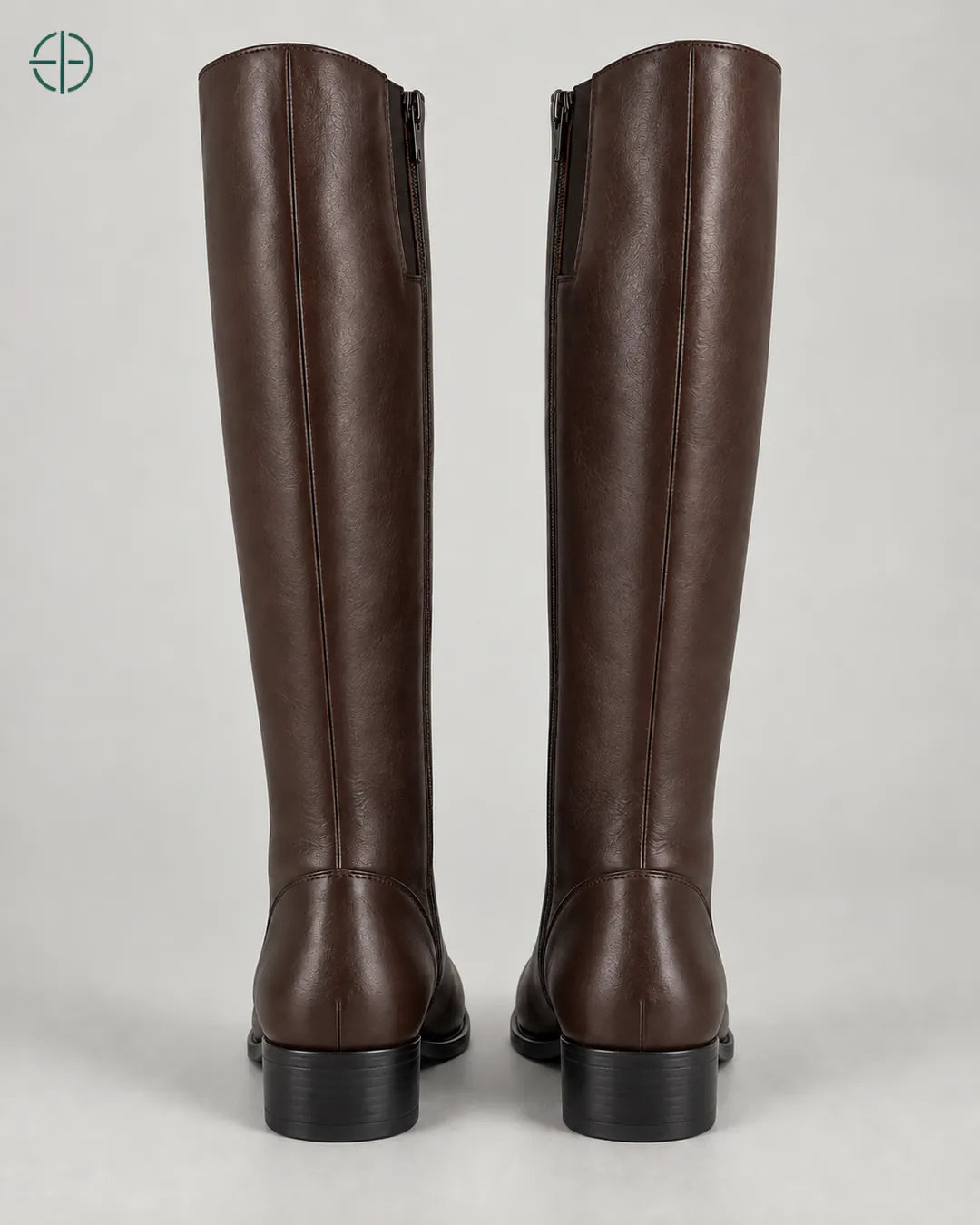 Bota Montaria Couro Legítimo Feminino, variante Marrom, aparência marrom chocolate escuro, Par de botas de costas, em estúdio profissional com fundo cinza ostra.