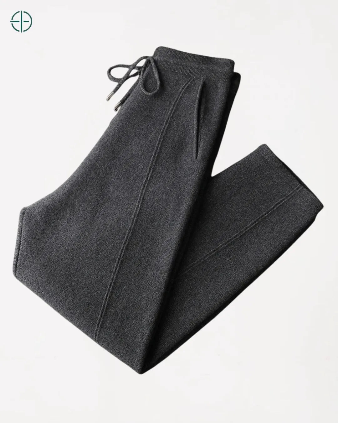 Detalhe do caimento e fluidez da calça de caxemira enquanto o modelo caminha.