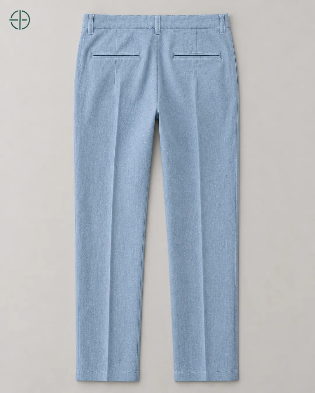 Calça 100% Linho Belga Masculina, cor Azul Claro, produto estendido no chão, câmera vertical, vista traseira. Fotografia de produto Rest Money.
