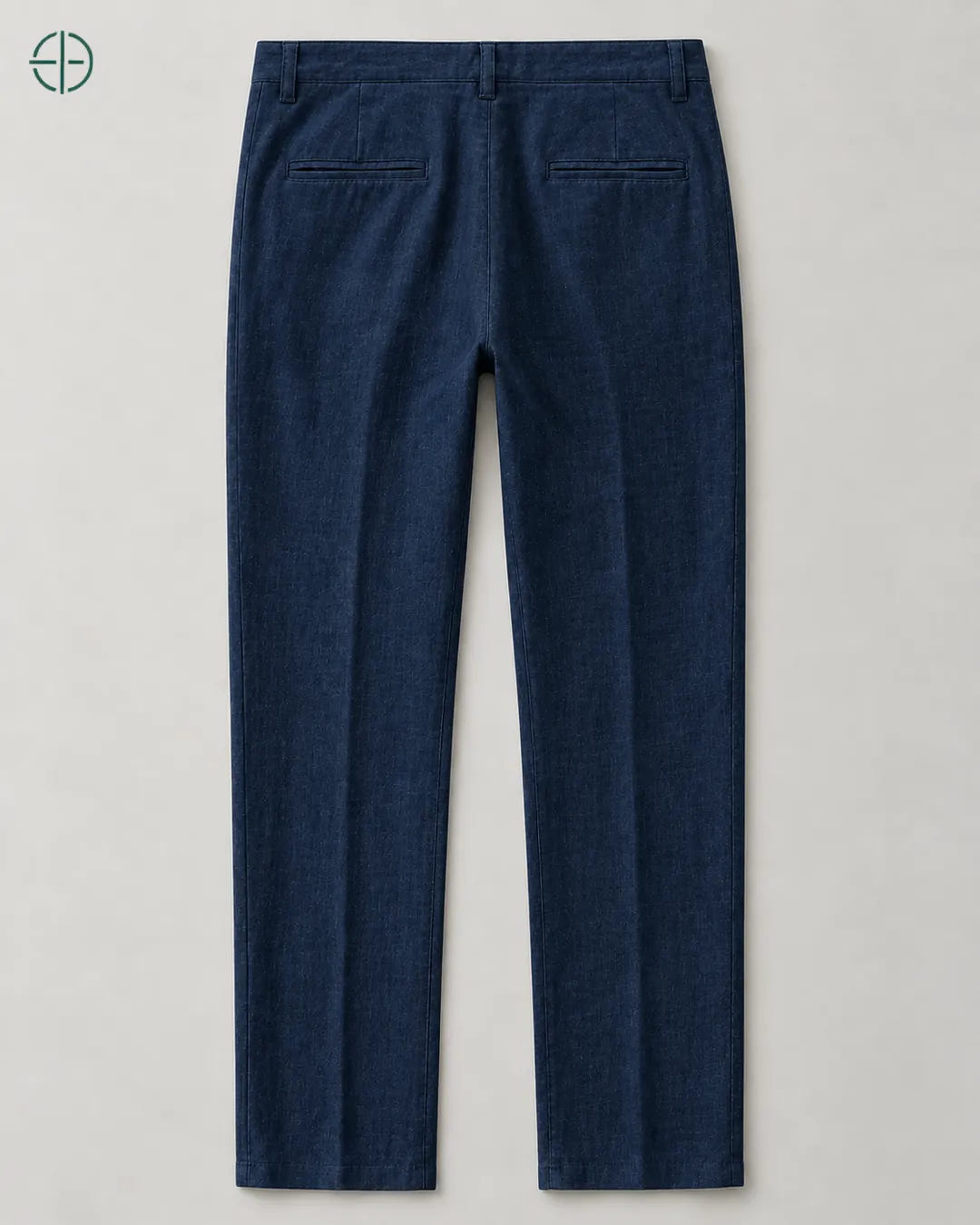 Calça 100% Linho Belga Masculina, cor Azul Marinho, produto estendido no chão, câmera vertical, vista traseira. Fotografia de produto Rest Money.