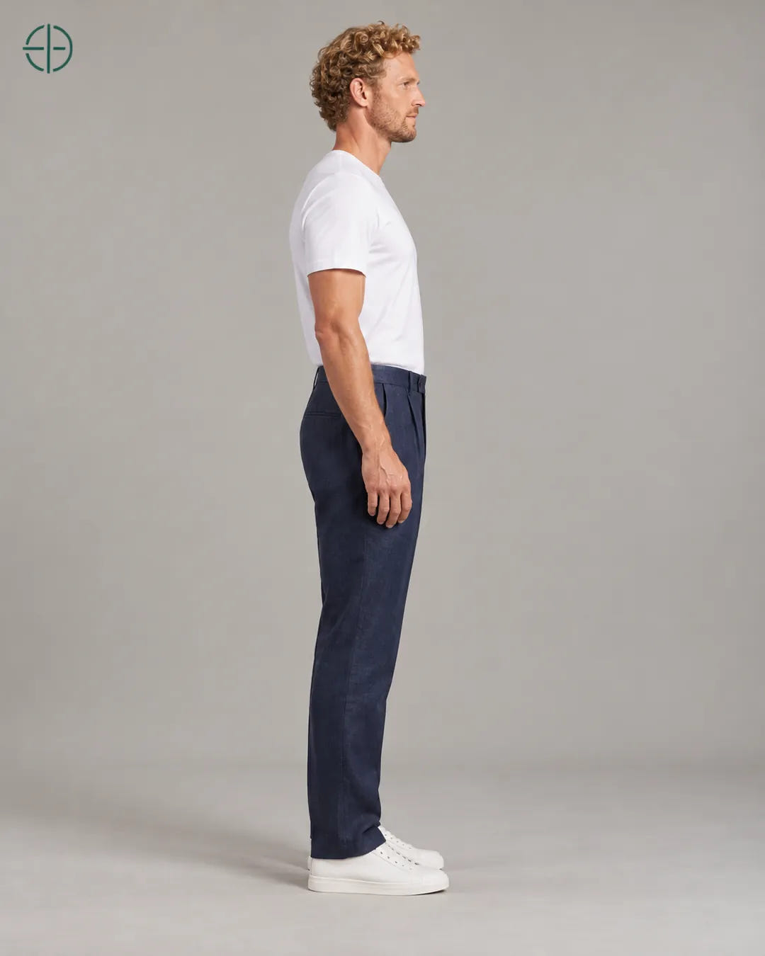 Calça 100% Linho Belga Masculina, cor Azul Marinho, mesmo modelo e roupa de lado, em estúdio profissional com fundo cinza ostra.
