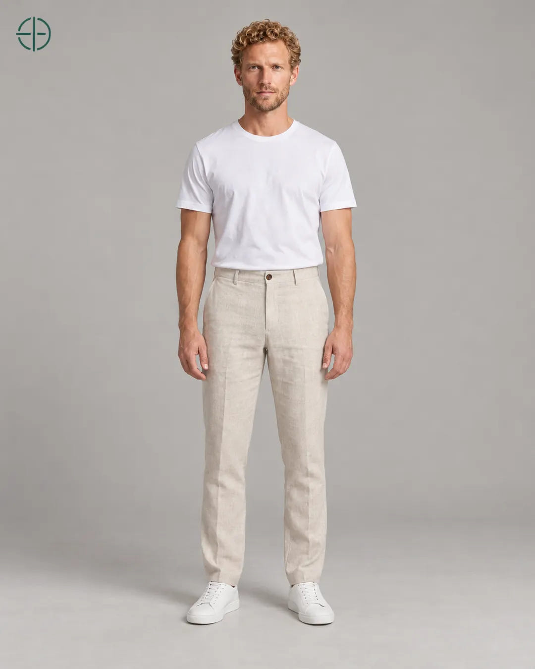Calça 100% Linho Belga Masculina, cor Bege, modelo usando de frente, em estúdio profissional com fundo cinza ostra.