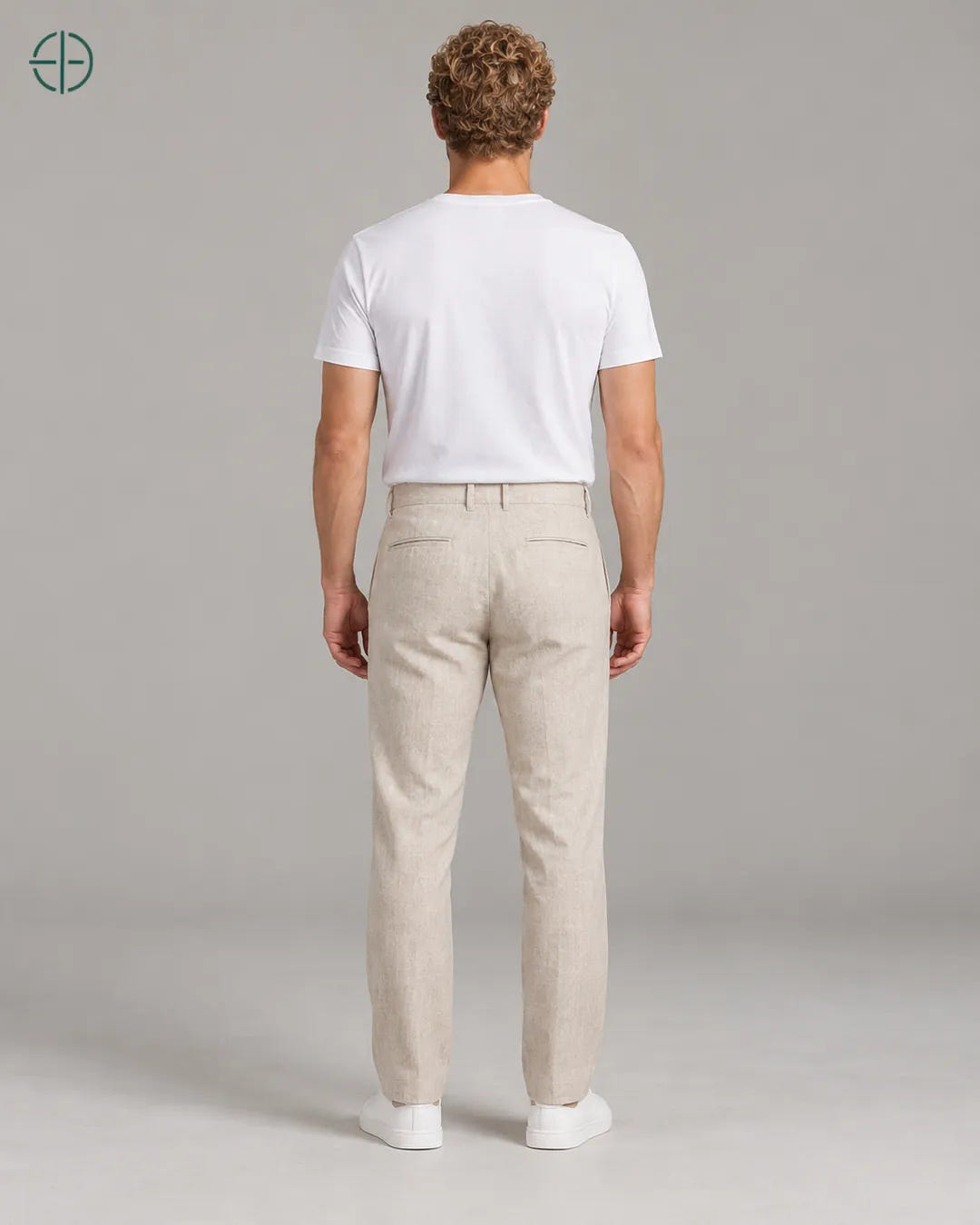 Calça 100% Linho Belga Masculina, cor Bege, mesmo modelo e roupa de costas, em estúdio profissional com fundo cinza ostra.