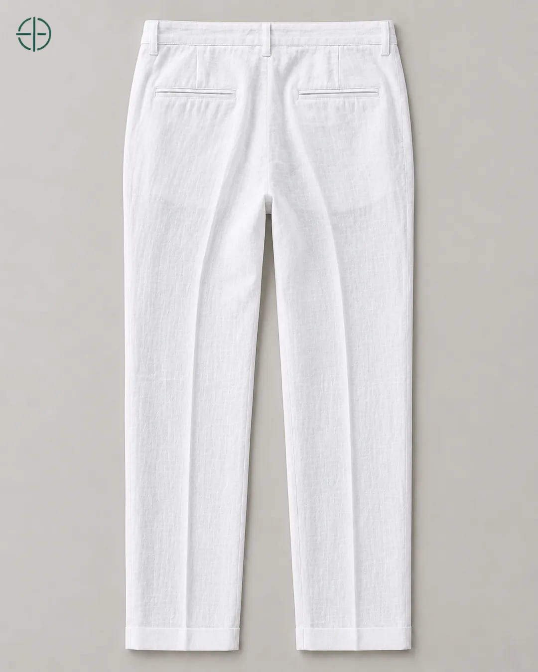 Calça 100% Linho Belga Masculina, cor Branco, produto estendido no chão, câmera vertical, vista traseira. Fotografia de produto Rest Money.