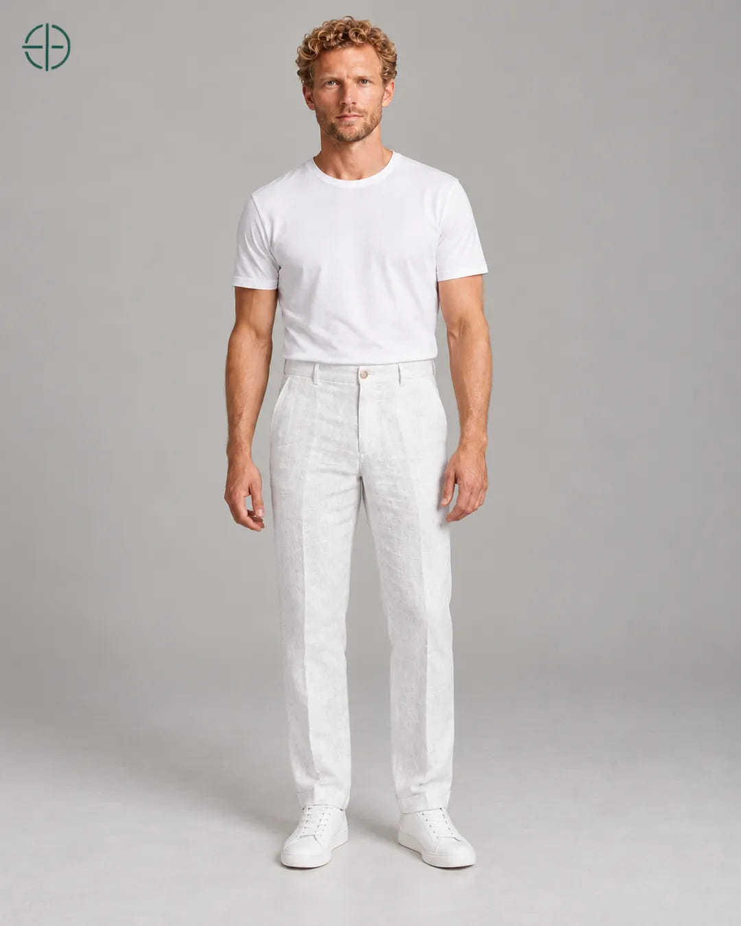 Calça 100% Linho Belga Masculina, cor Branco, modelo de corpo inteiro de frente. Fotografia de produto Rest Money.