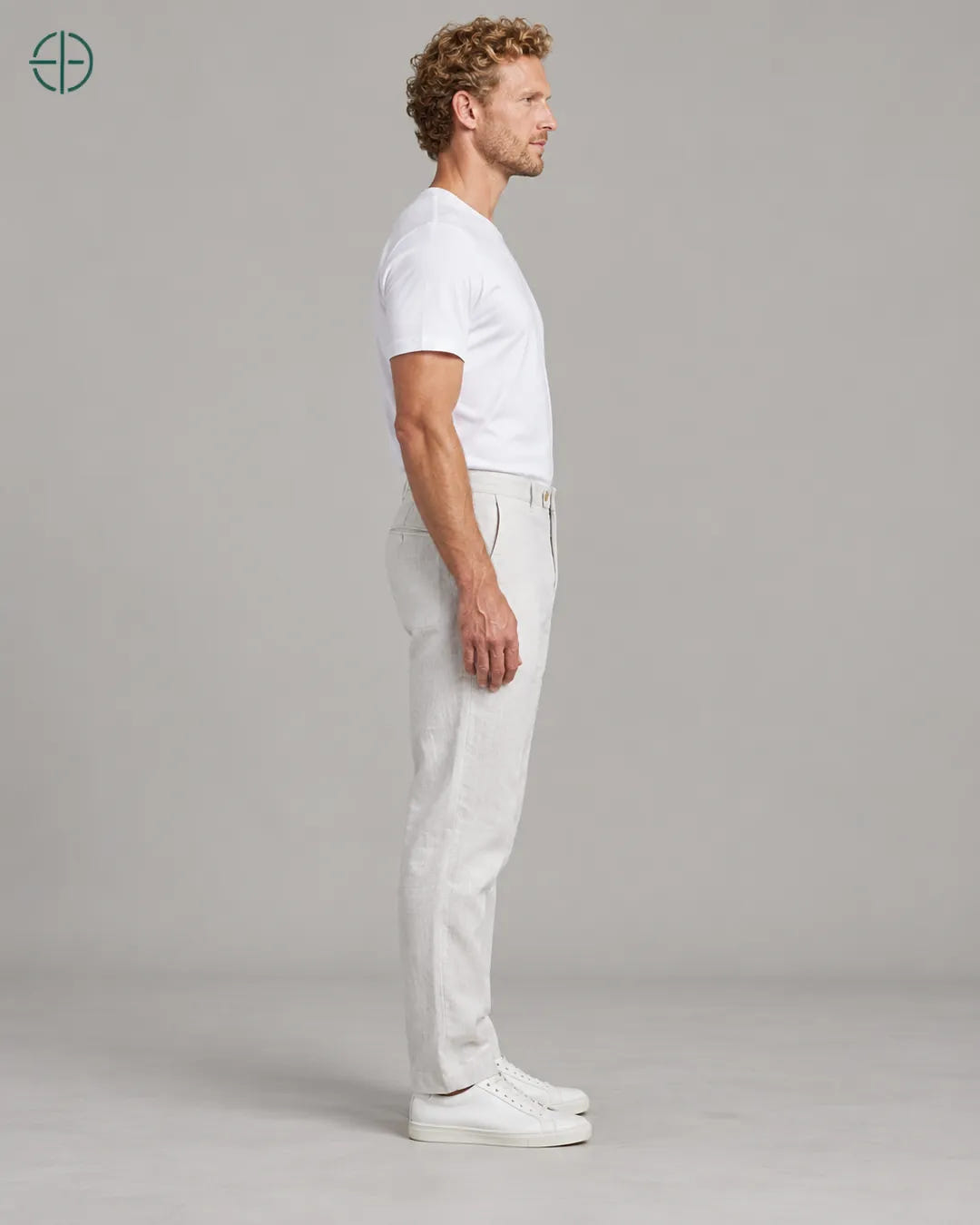 Calça 100% Linho Belga Masculina, cor Branco, mesmo modelo e roupa de lado, em estúdio profissional com fundo cinza ostra.