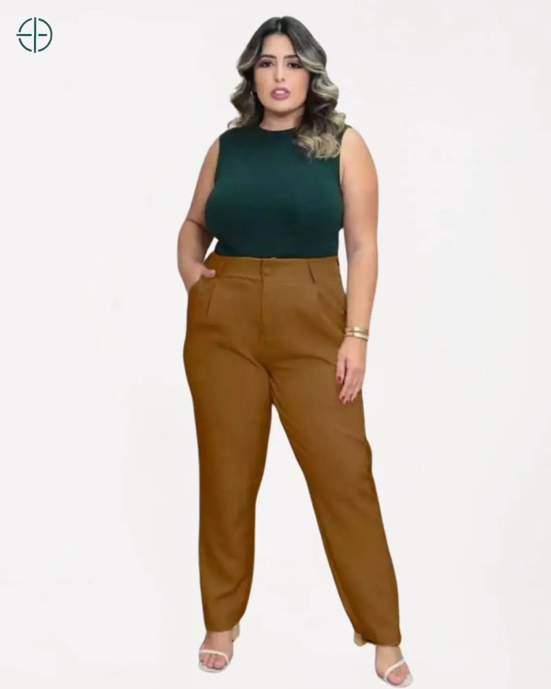 modelo em pé mostra estrutura da calça em look elegante