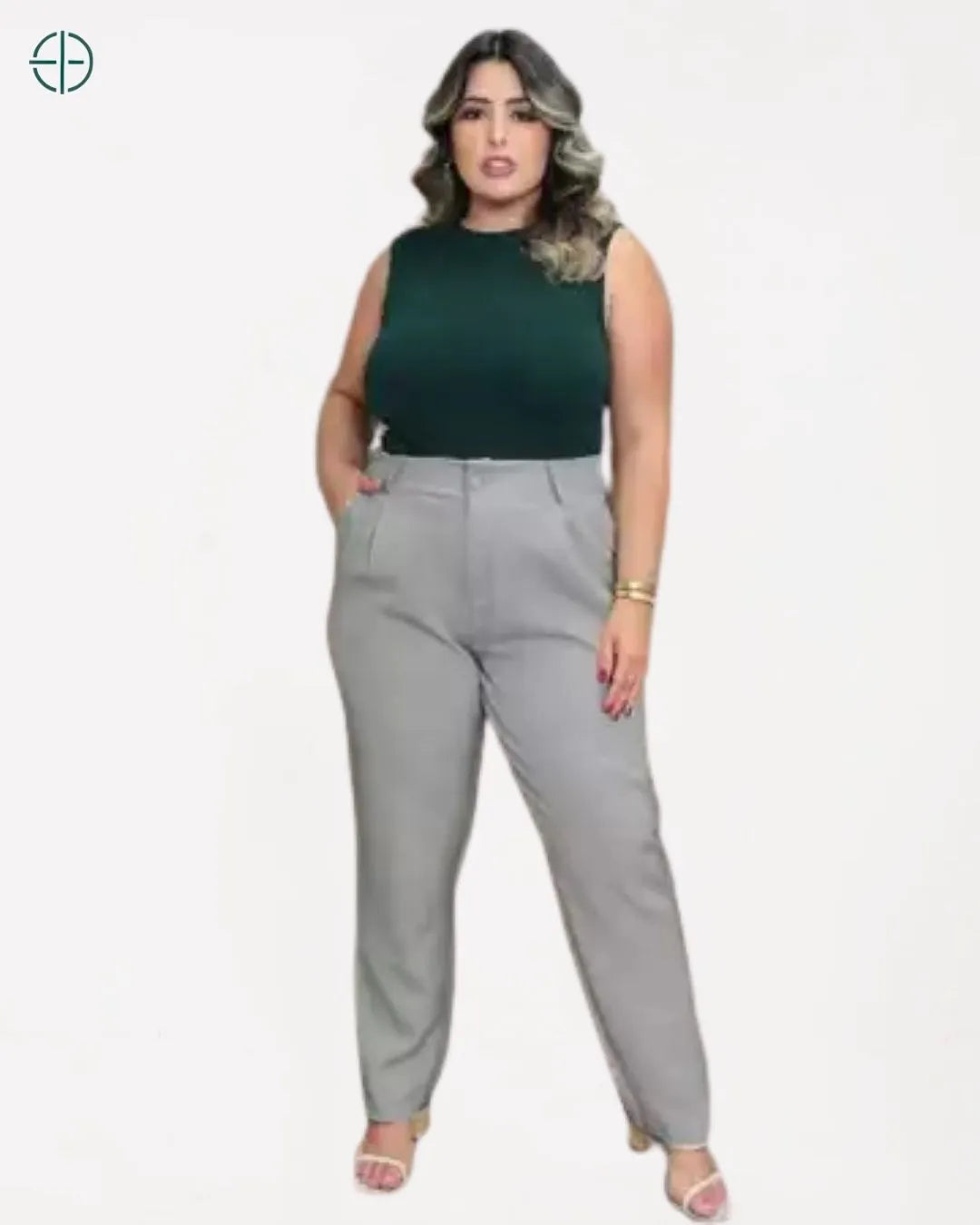 modelo sentada mostra conforto da calça mesmo em movimento