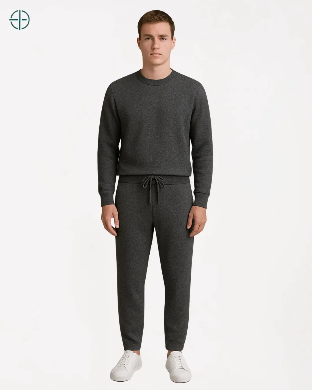 Calça de caxemira Rest Money cuidadosamente dobrada sobre uma poltrona de madeira.