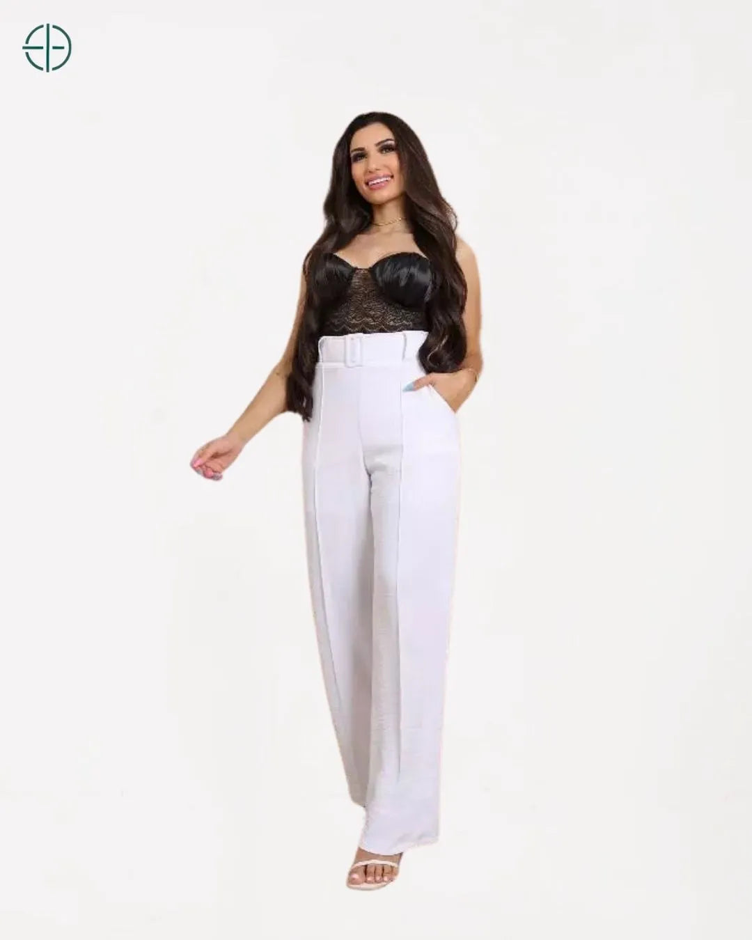 pantalona usada com tênis em composição casual e moderna