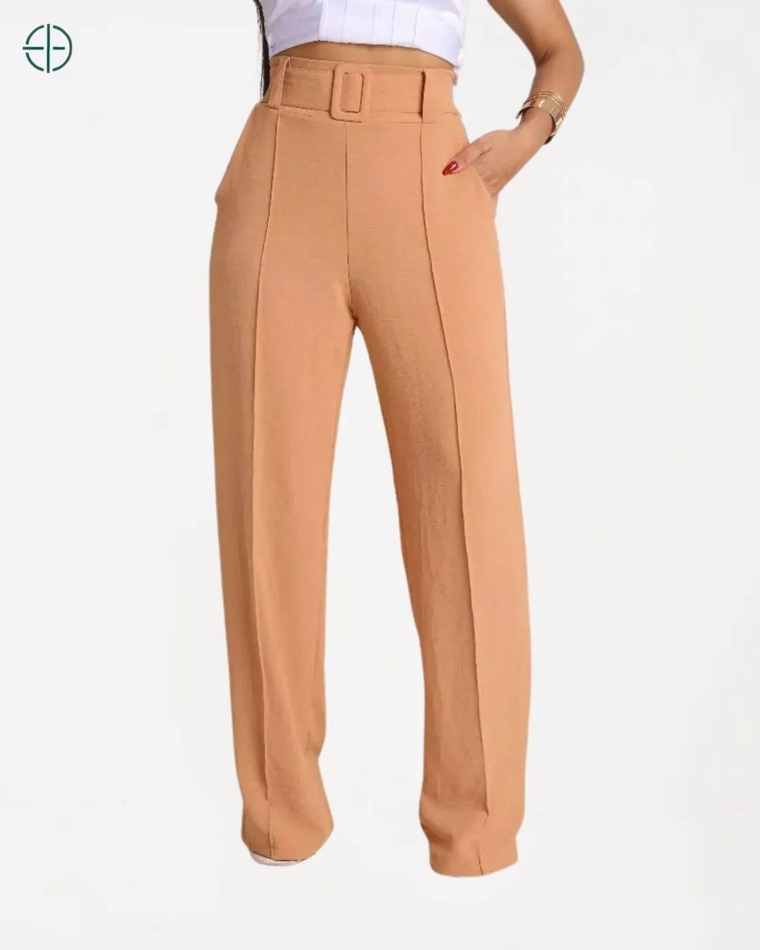 modelo sentada exibe conforto mesmo com elegância