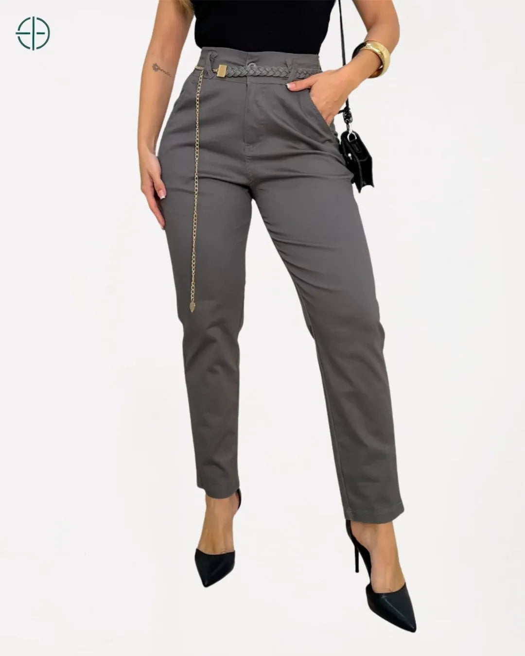 modelo em pé usando calça com tênis branco