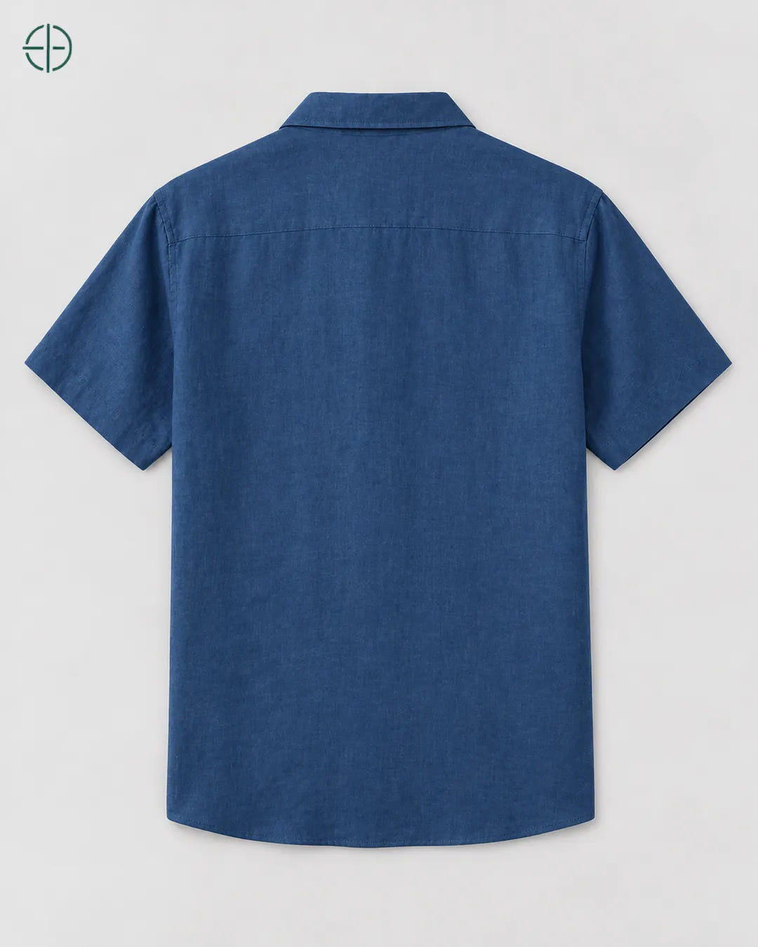 Camisa 100% Linho Belga Manga Curta, cor Azul Marinho, produto isolado de costas, em estúdio profissional com fundo cinza ostra.