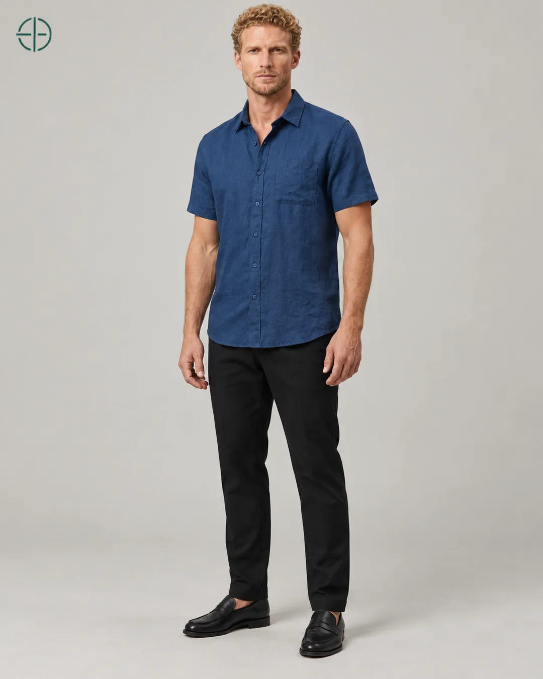 Camisa 100% Linho Belga Manga Curta, cor Azul Marinho, mesmo modelo em três quartos mostrando o caimento. Fotografia de produto Rest Money.