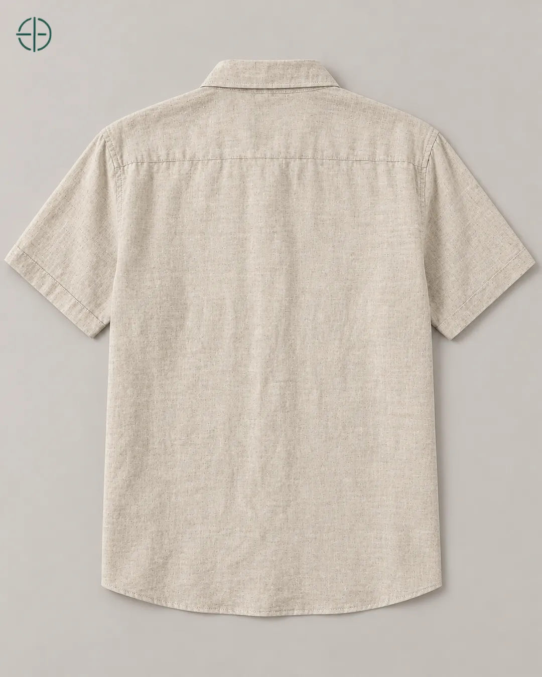 Camisa 100% Linho Belga Manga Curta, cor Bege, produto estendido no chão, câmera vertical, vista traseira. Fotografia de produto Rest Money.
