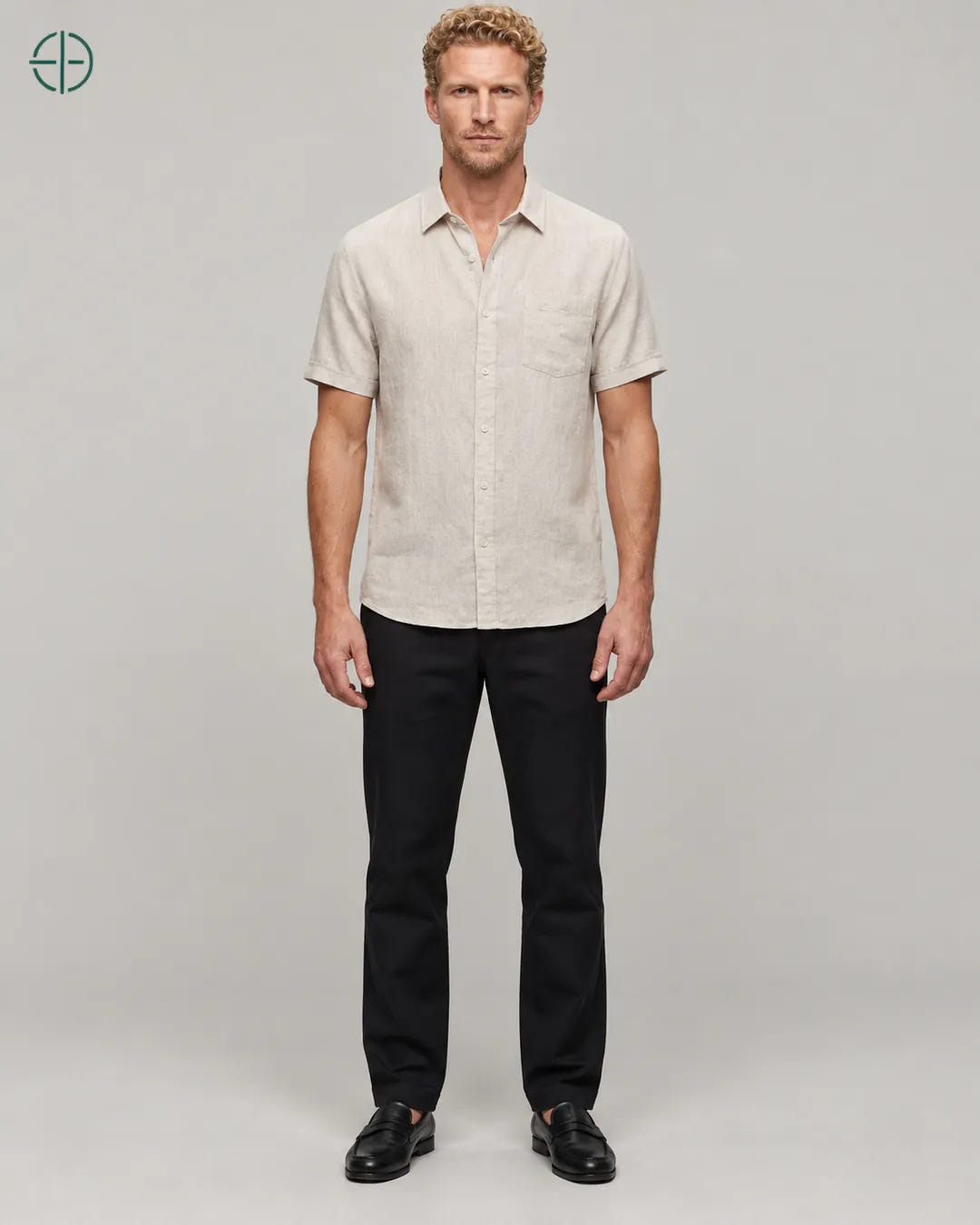 Camisa 100% Linho Belga Manga Curta, cor Bege, modelo de corpo inteiro de frente. Fotografia de produto Rest Money.