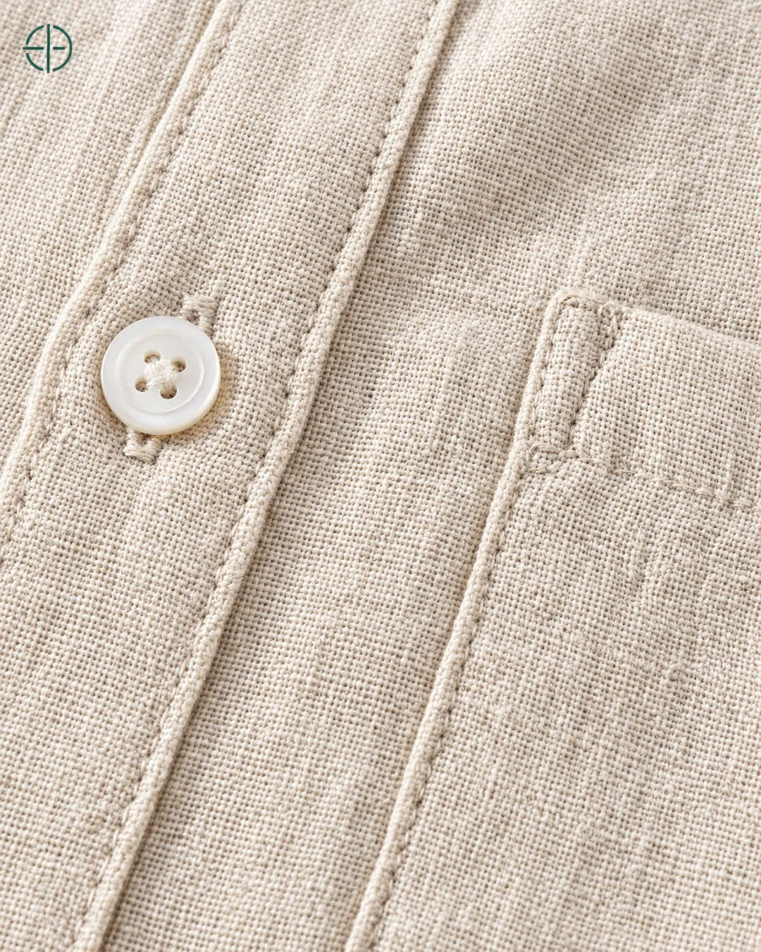 Camisa 100% Linho Belga Manga Curta, cor Bege, macro do produto no modelo, em estúdio profissional com fundo cinza ostra.