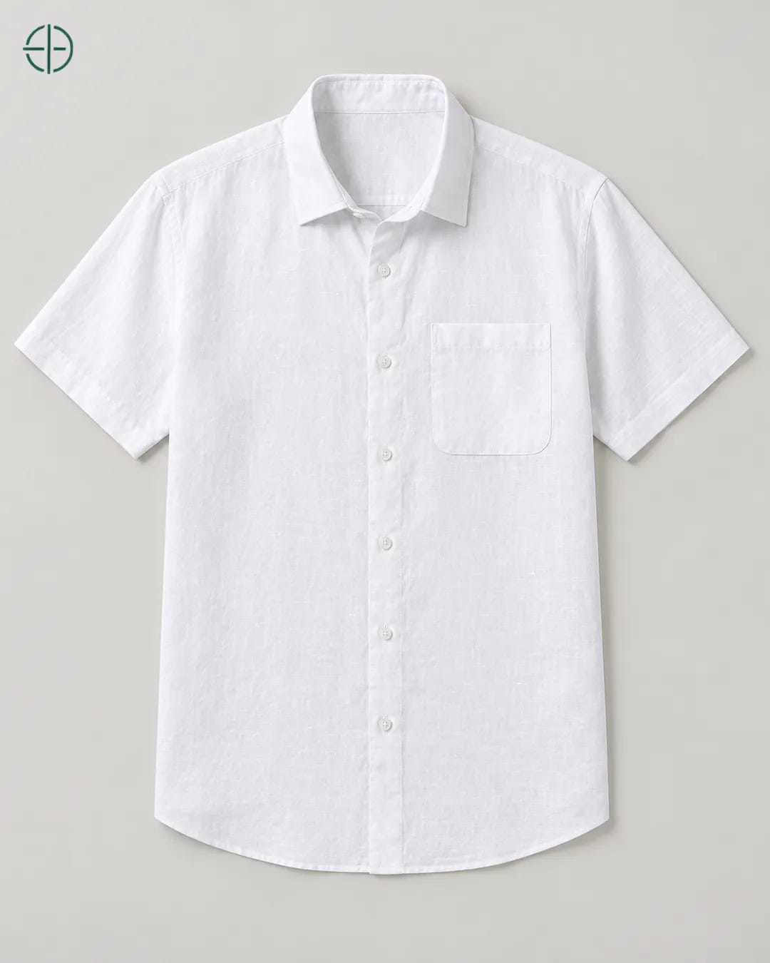 Camisa 100% Linho Belga Manga Curta, cor Branco, produto isolado de frente, em estúdio profissional com fundo cinza ostra.