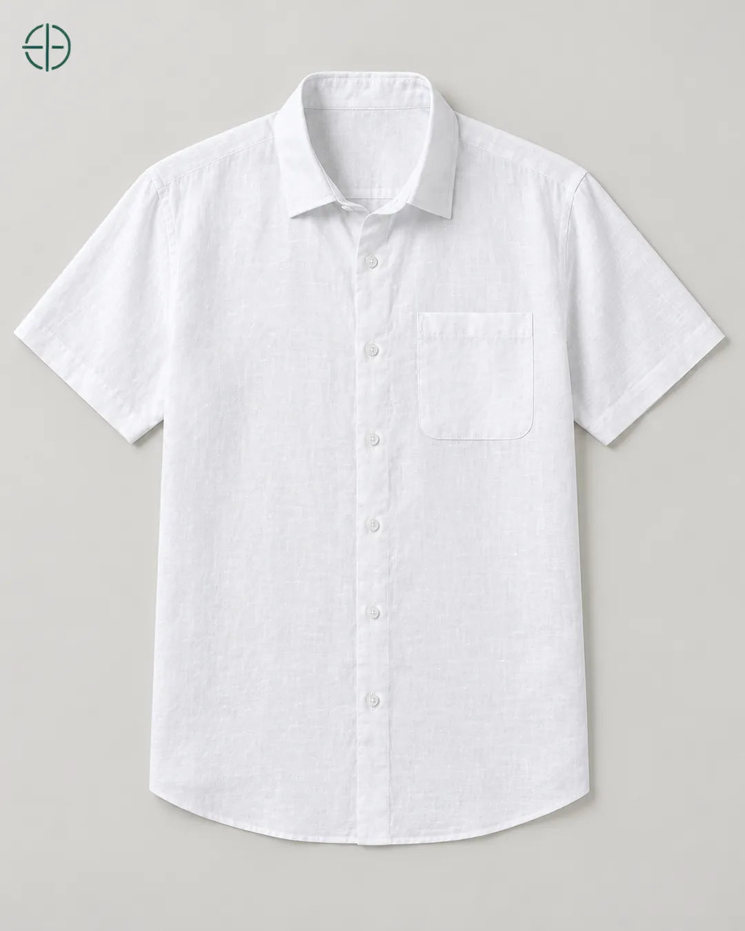 Camisa 100% Linho Belga Manga Curta, cor Branco, produto isolado de frente, em estúdio profissional com fundo cinza ostra.