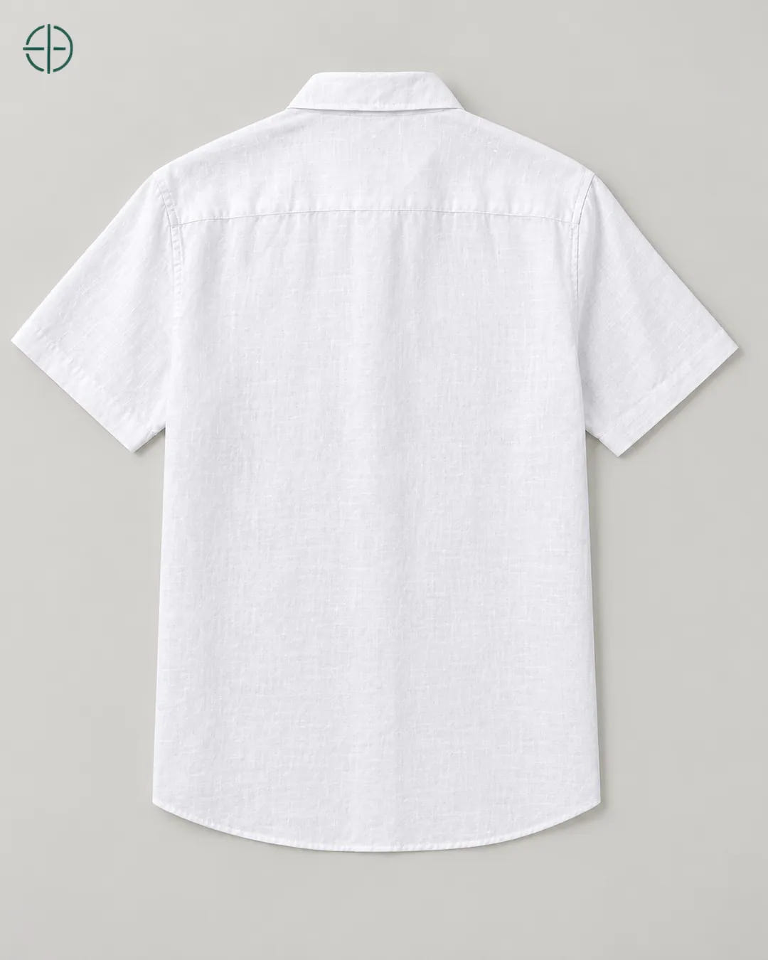 Camisa 100% Linho Belga Manga Curta, cor Branco, produto isolado de costas, em estúdio profissional com fundo cinza ostra.