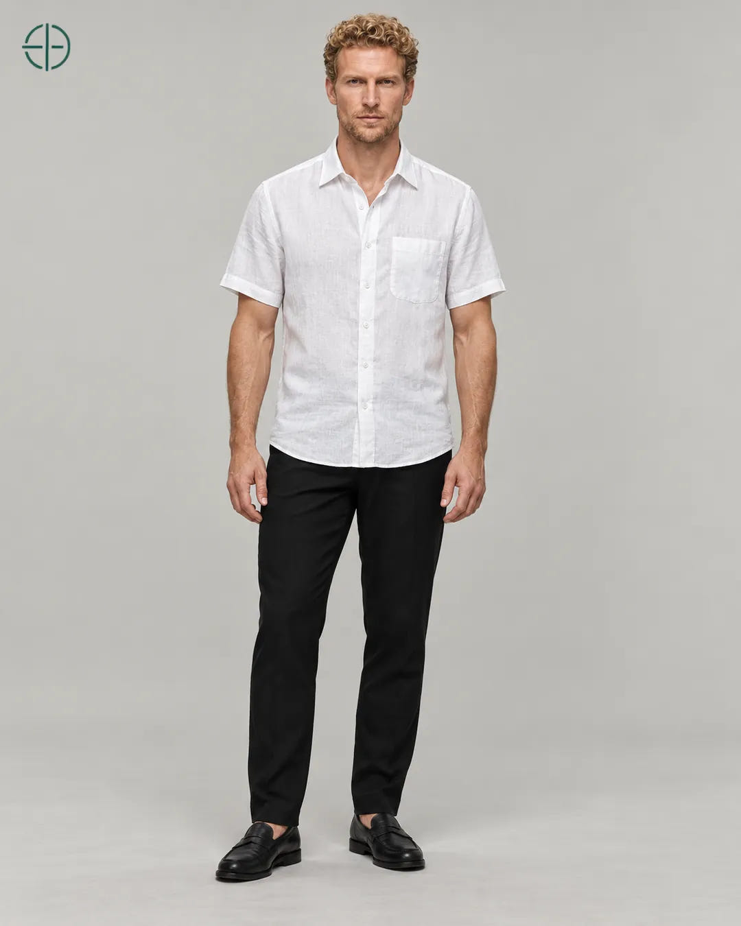 Camisa 100% Linho Belga Manga Curta, cor Branco, modelo usando de frente, em estúdio profissional com fundo cinza ostra.