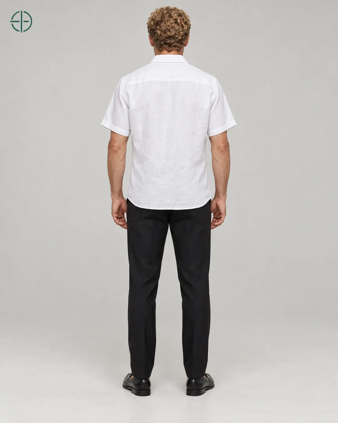Camisa 100% Linho Belga Manga Curta, cor Branco, mesmo modelo e roupa de costas, em estúdio profissional com fundo cinza ostra.