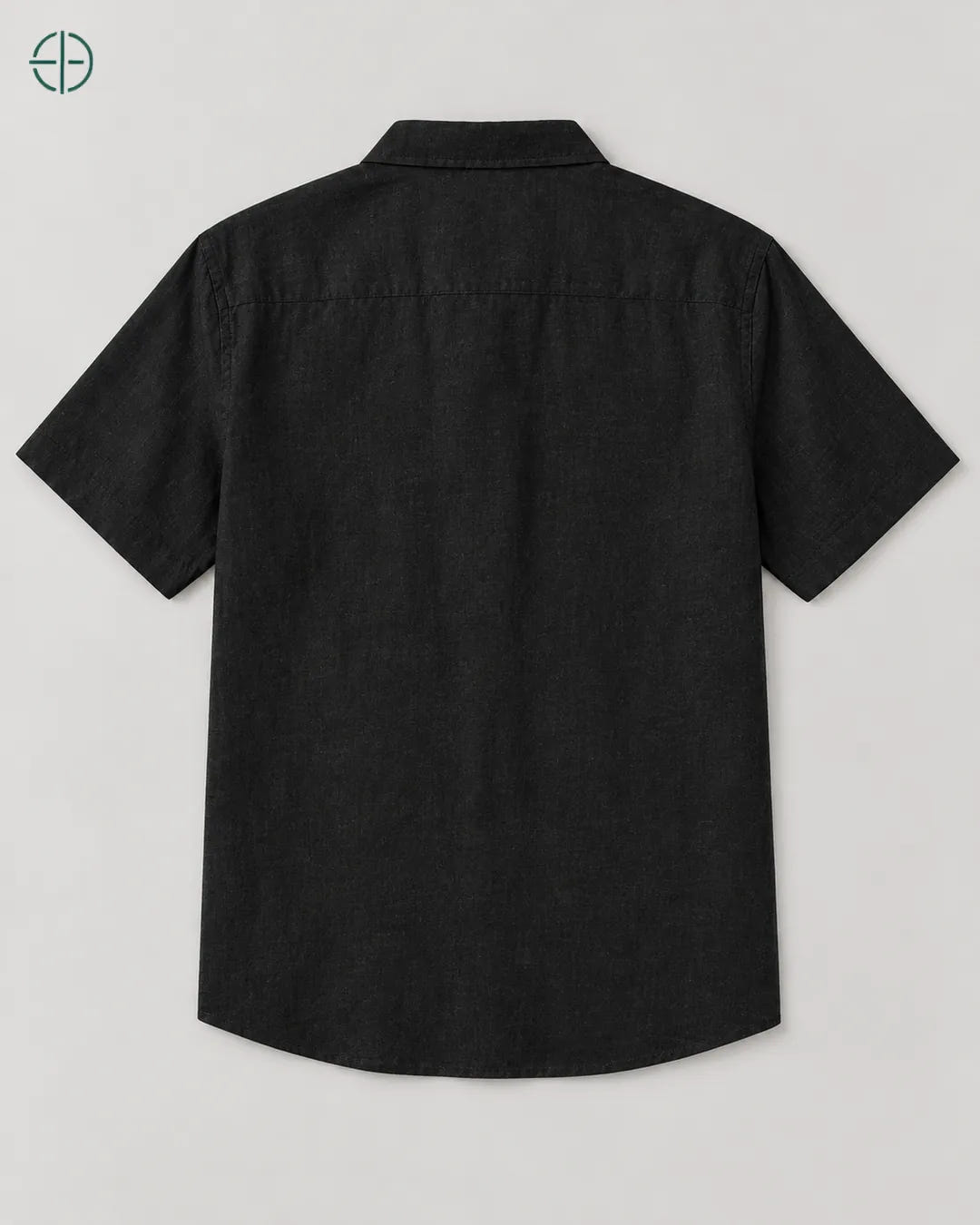 Camisa 100% Linho Belga Manga Curta, cor Preto, produto isolado de costas, em estúdio profissional com fundo cinza ostra.