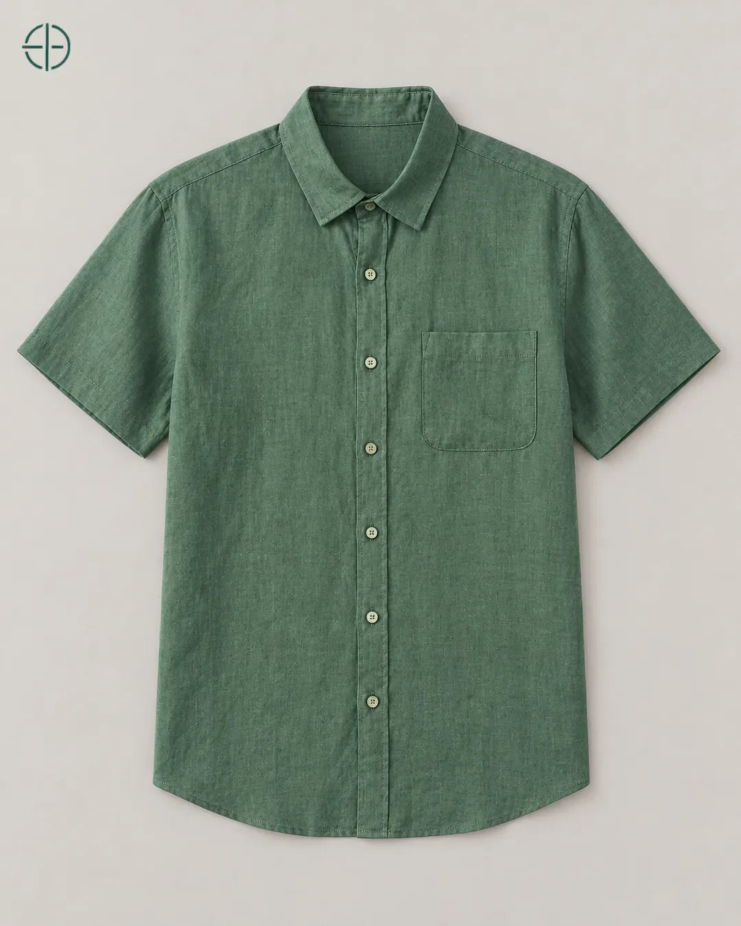 Camisa 100% Linho Belga Manga Curta, cor Verde, produto estendido no chão, câmera vertical, vista frontal. Fotografia de produto Rest Money.