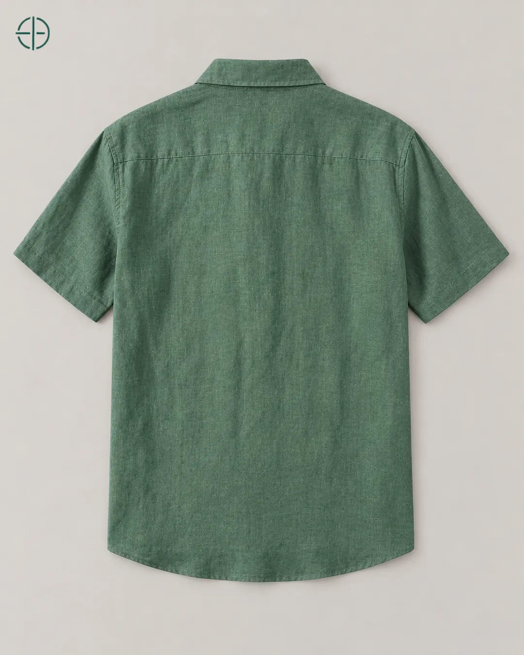 Camisa 100% Linho Belga Manga Curta, cor Verde, produto estendido no chão, câmera vertical, vista traseira. Fotografia de produto Rest Money.