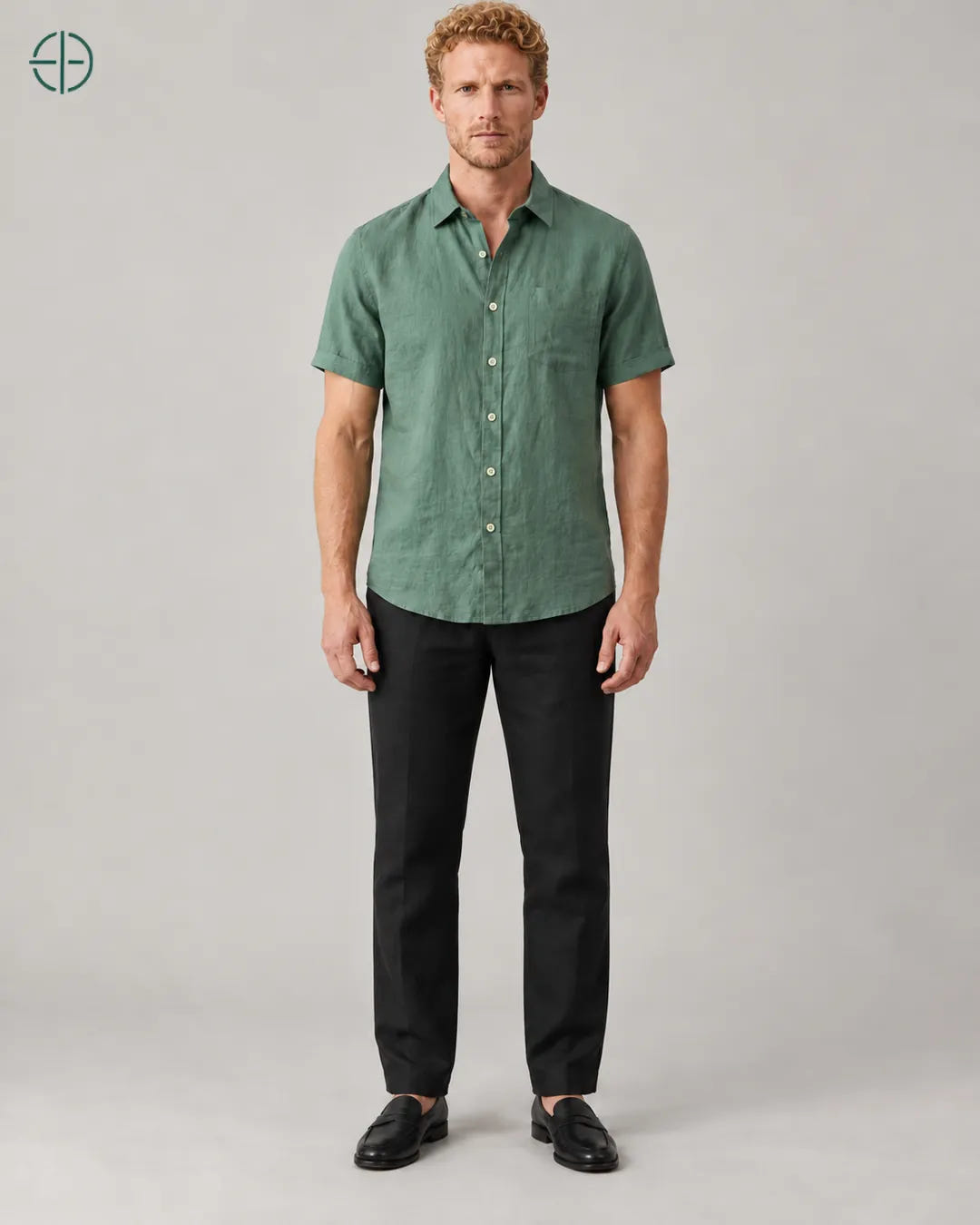 Camisa 100% Linho Belga Manga Curta, cor Verde, modelo de corpo inteiro de frente. Fotografia de produto Rest Money.