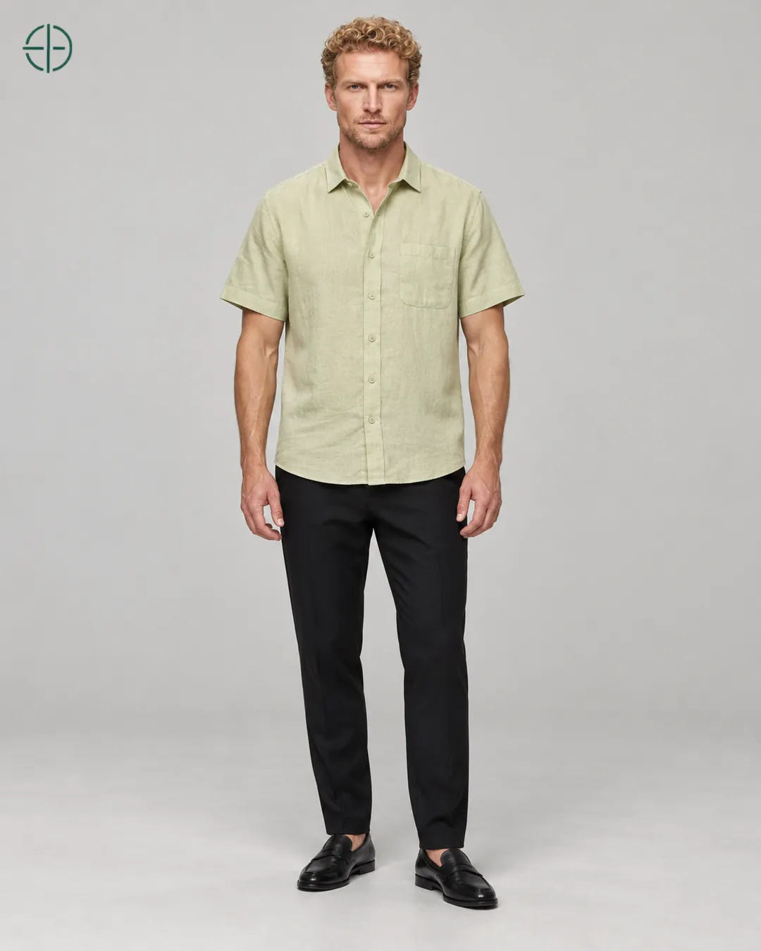 Camisa 100% Linho Belga Manga Curta, cor Verde Limão, modelo usando de frente, em estúdio profissional com fundo cinza ostra.