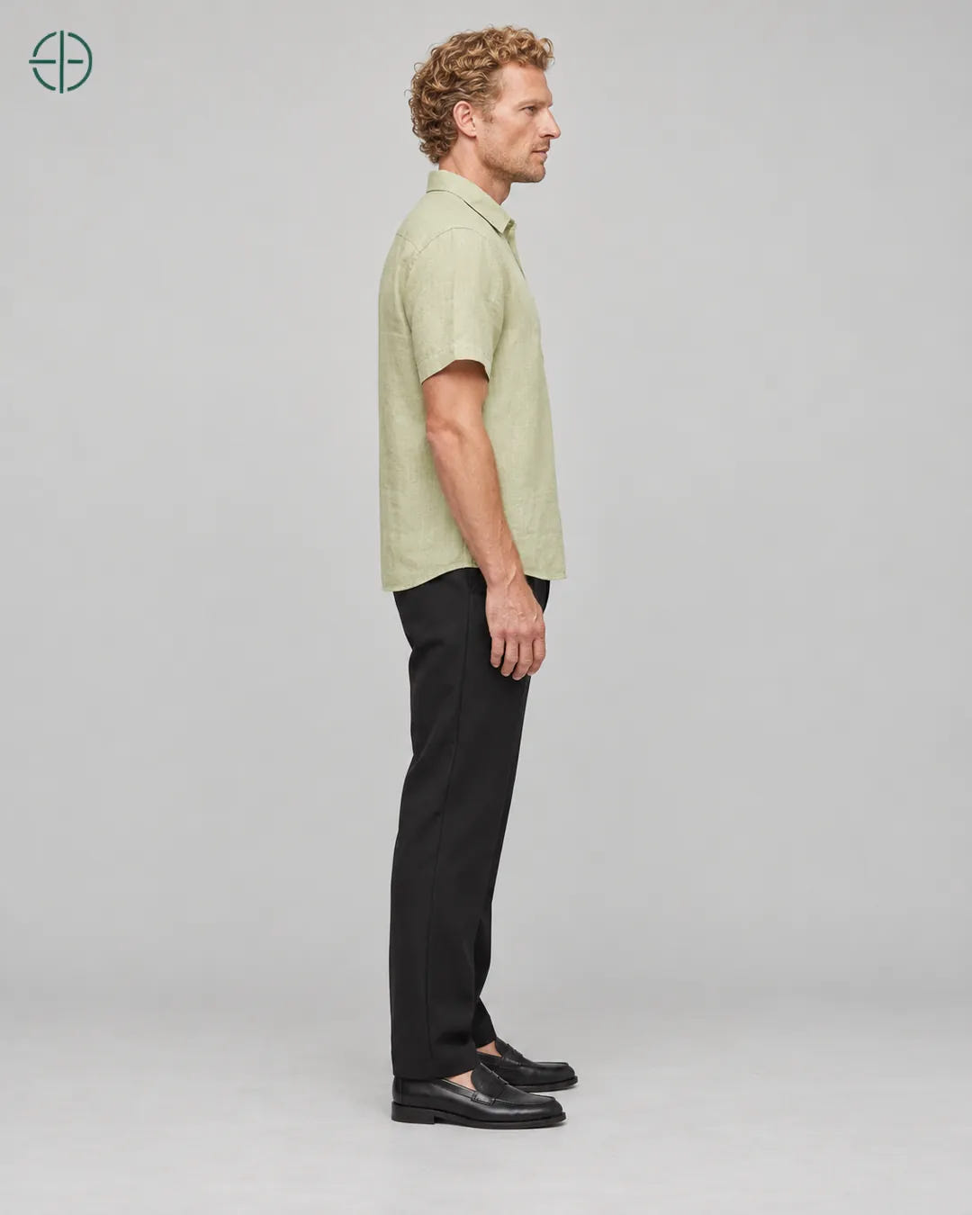 Camisa 100% Linho Belga Manga Curta, cor Verde Limão, mesmo modelo e roupa de lado, em estúdio profissional com fundo cinza ostra.