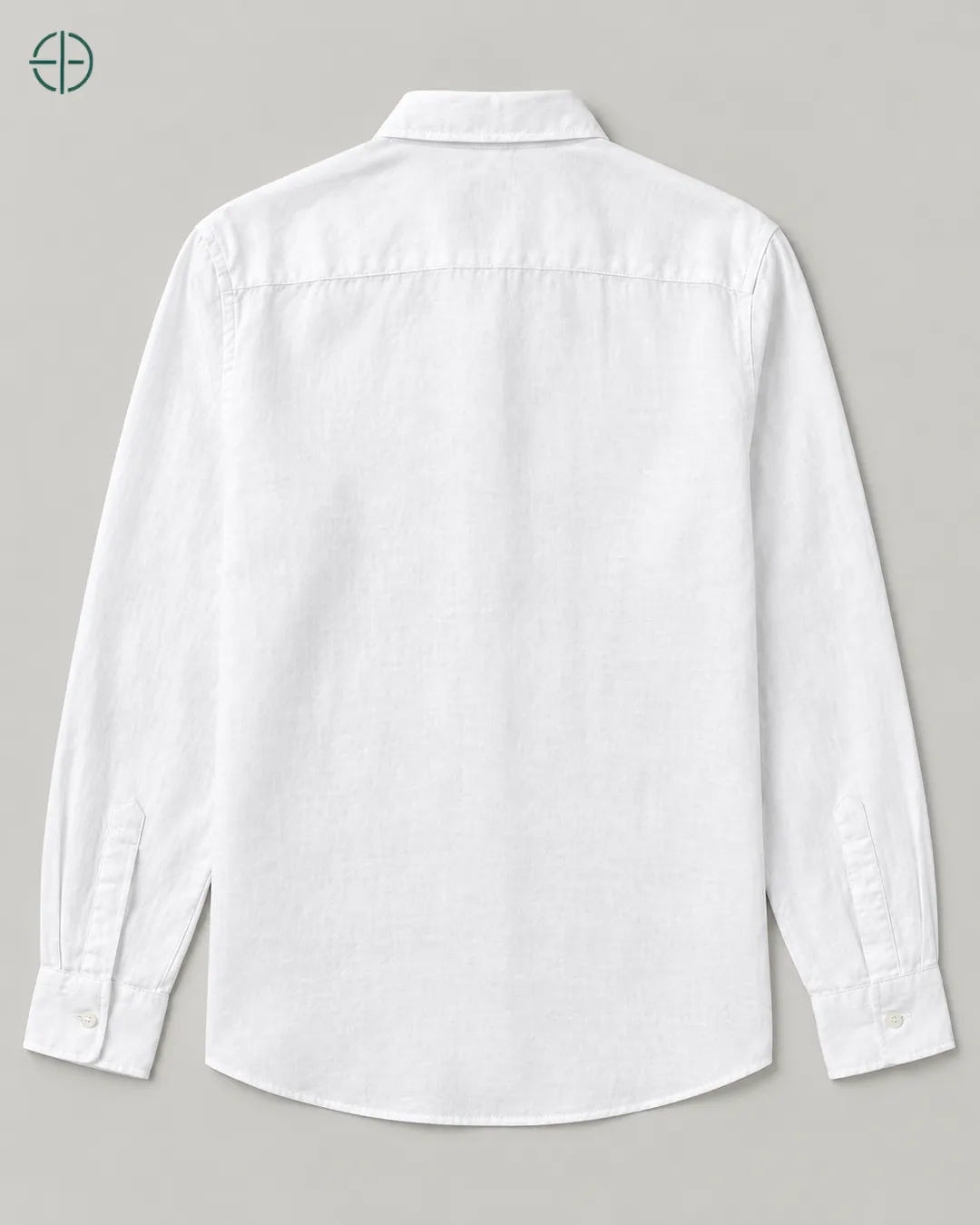 Camisa 100% Linho Belga Masculina, cor Branco, produto isolado de costas, em estúdio profissional com fundo cinza ostra.