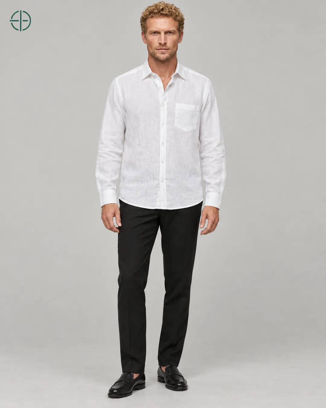 Camisa 100% Linho Belga Masculina, cor Branco, modelo usando de frente, em estúdio profissional com fundo cinza ostra.