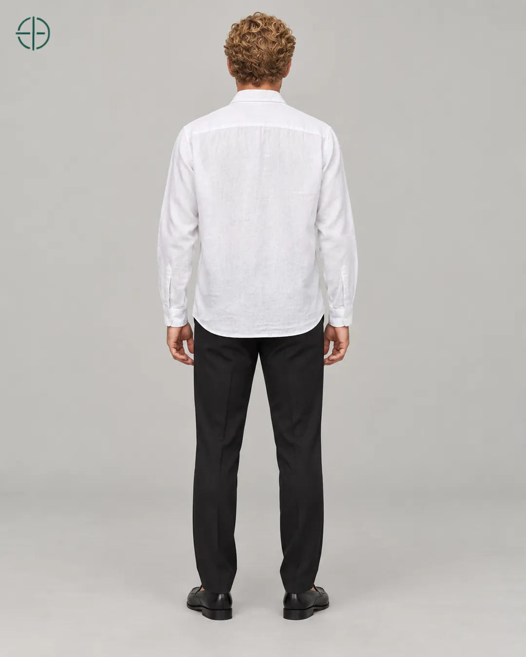Camisa 100% Linho Belga Masculina, cor Branco, mesmo modelo e roupa de costas, em estúdio profissional com fundo cinza ostra.