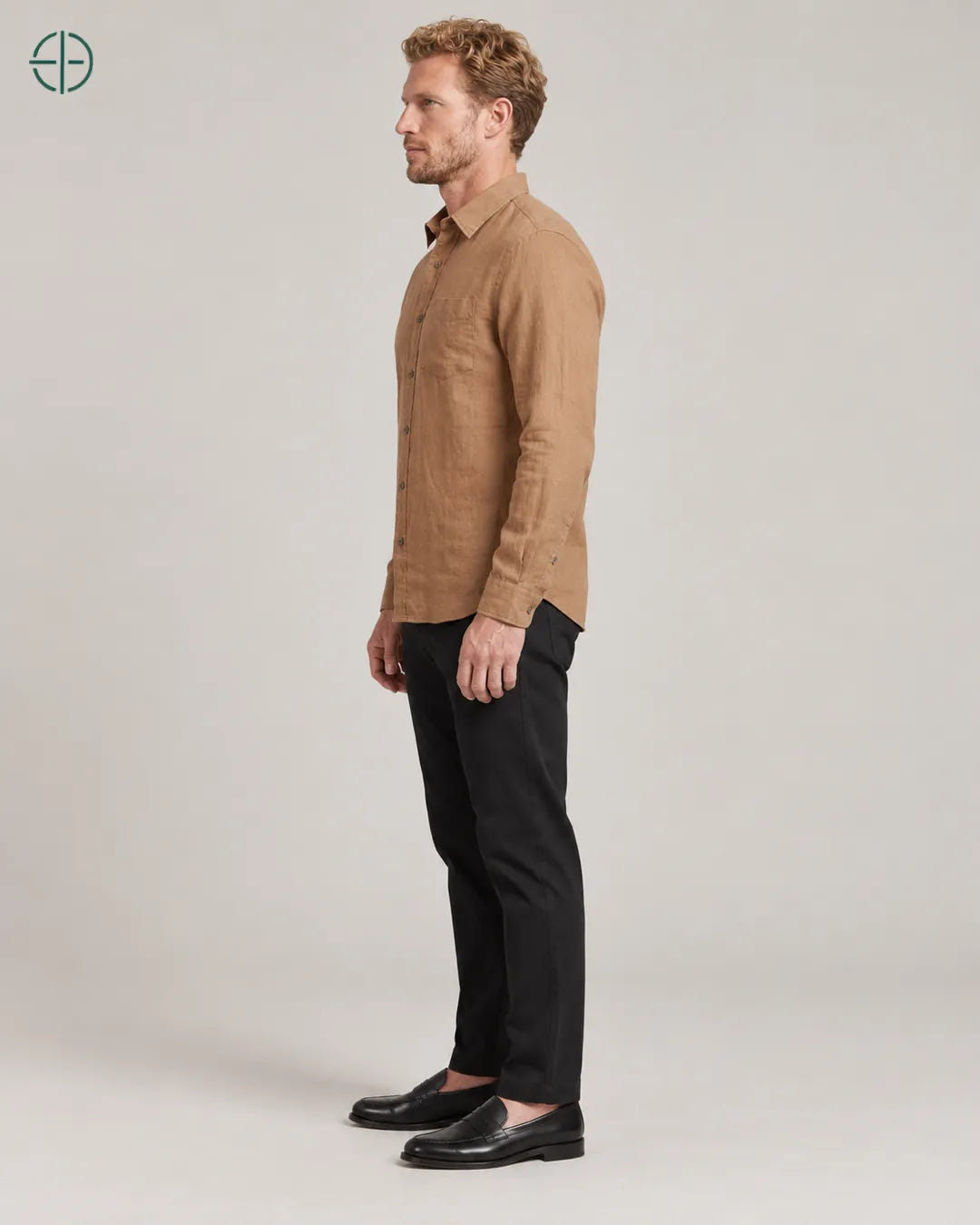 Camisa 100% Linho Belga Masculina, cor Bronze, mesmo modelo e roupa de lado. Fotografia de produto Rest Money.