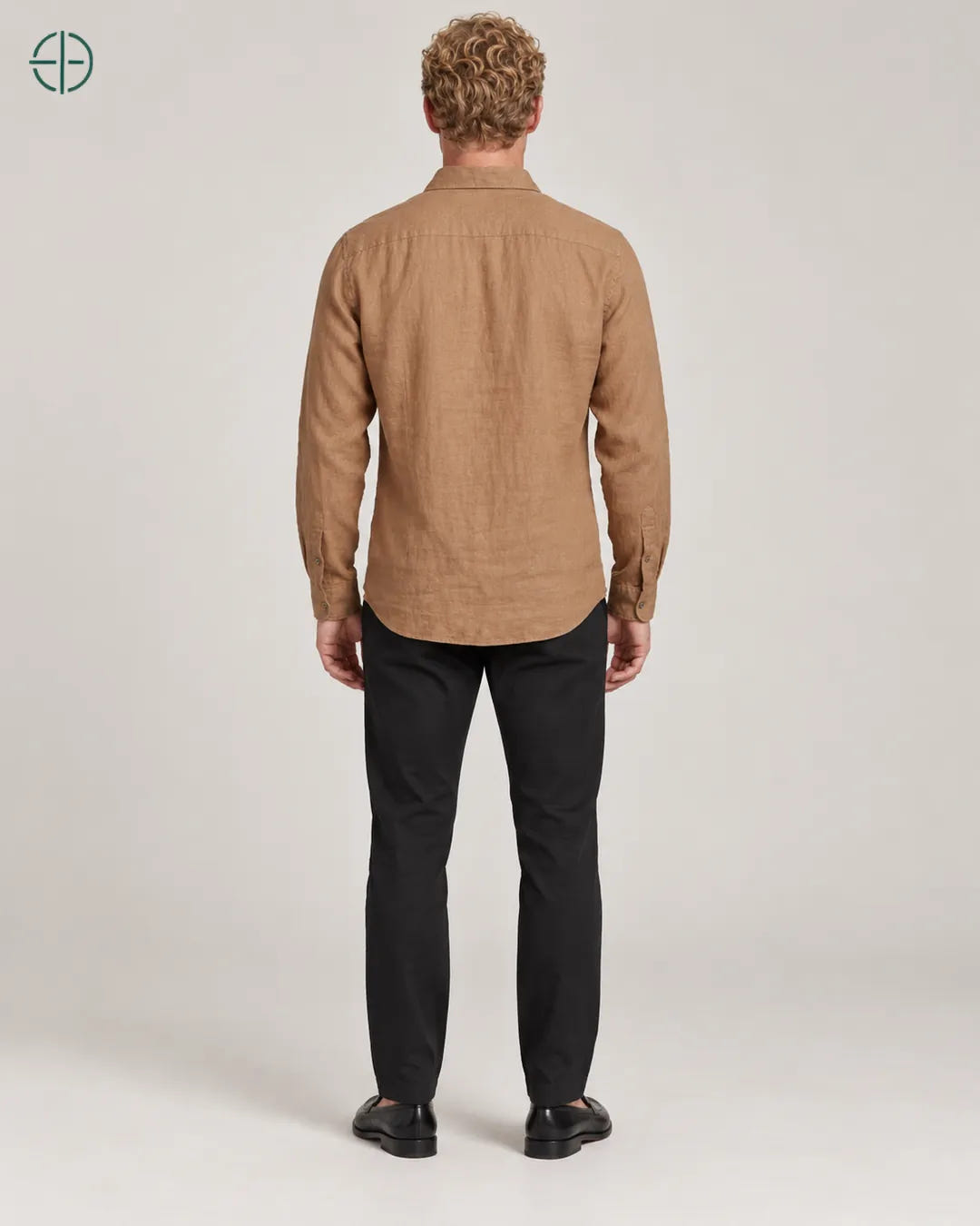 Camisa 100% Linho Belga Masculina, cor Bronze, mesmo modelo e roupa de costas. Fotografia de produto Rest Money.